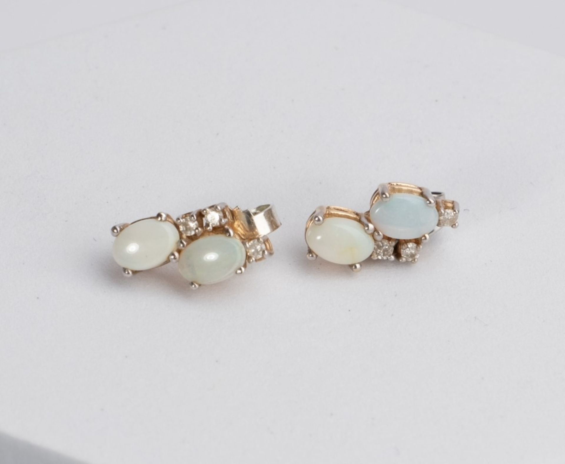Anhänger und 1 Paar Ohrstecker, wohl 14kt Gelbgold, Opale, Diamanten, zus. ca. 9.0 g - Bild 2 aus 2