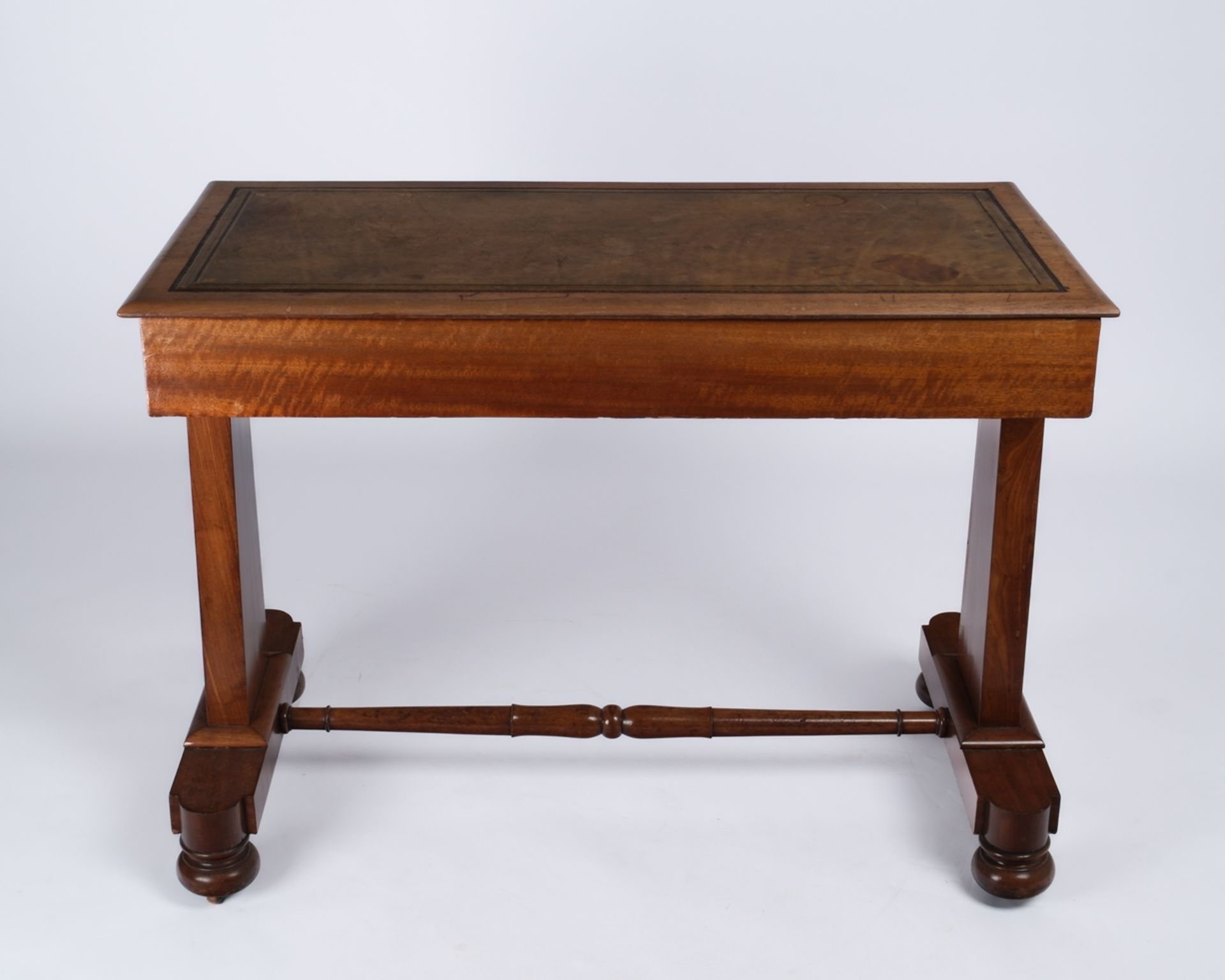 Viktorianischer Schreibtisch, England, Mitte 19. Jh., Mahagoni, rechteckige Platte mit grüner Leder - Bild 4 aus 5