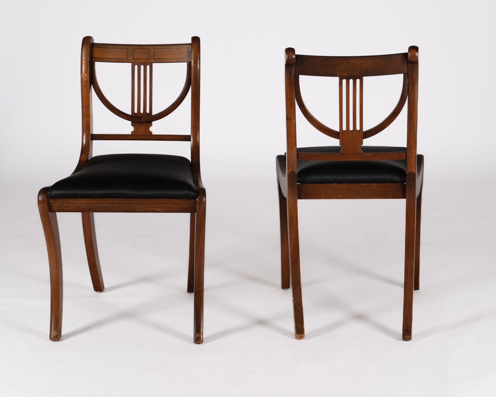 Paar Stühle, England, 20. Jh., Mahagoni, Säbelbeine, schwarze Polsterbezüge in Rosshaar, H. je 83 c - Bild 3 aus 4