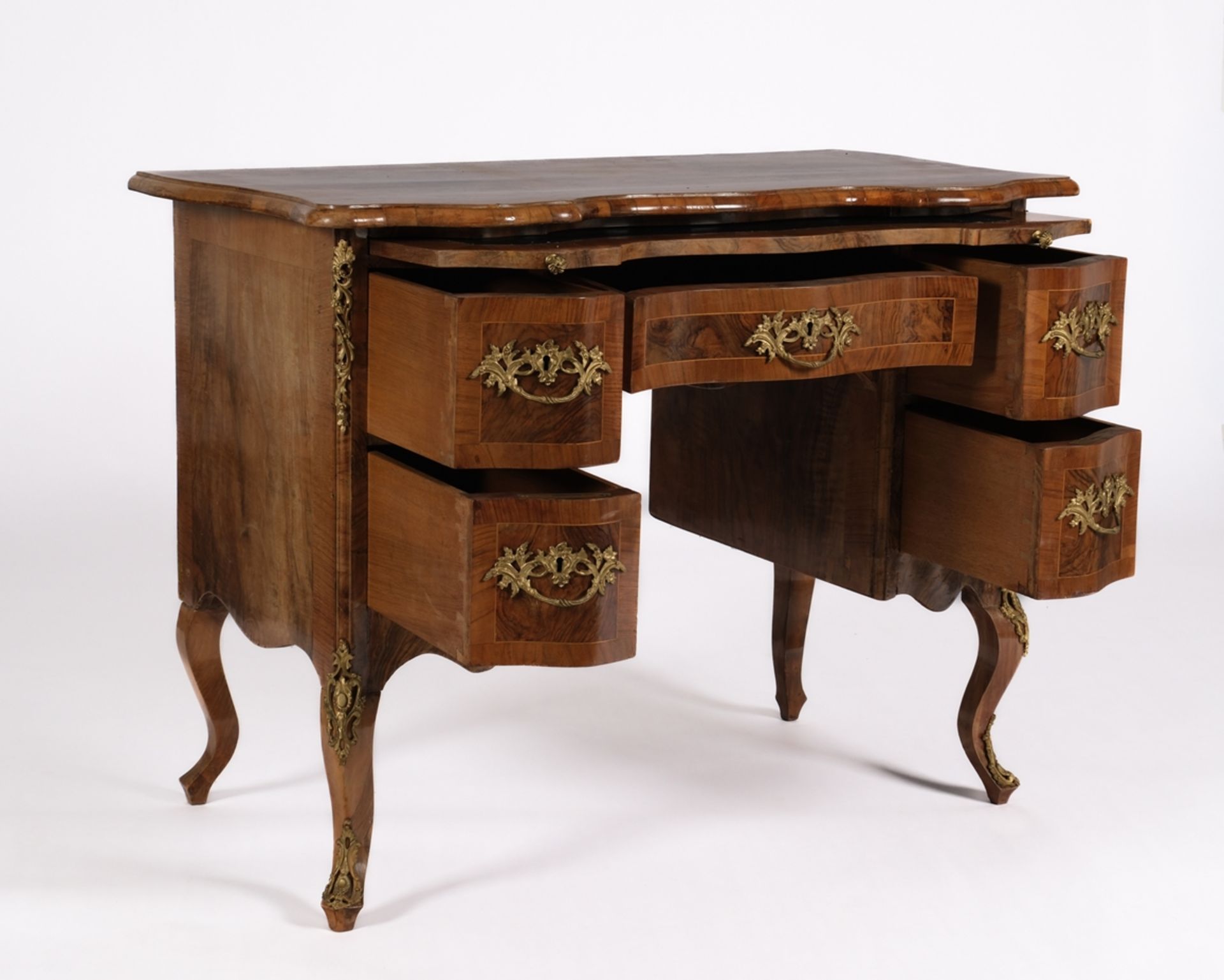 Schreibtisch im Dresdner Barock-Stil, um 1900, Nussbaum furniert, allseits geschweifter Korpus mit  - Bild 3 aus 4