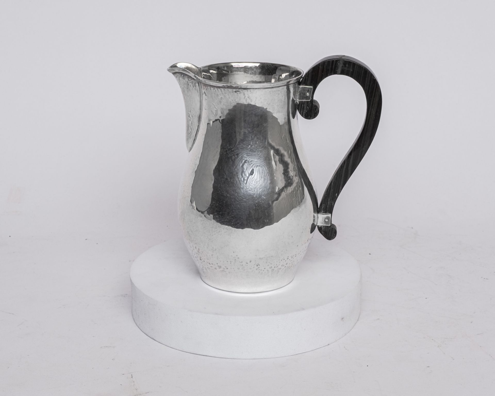 Schenkkanne, Silber 835, Bruckmann, gebaucht, martellierte Struktur, profilierter Rand mit kurzem A - Bild 2 aus 2
