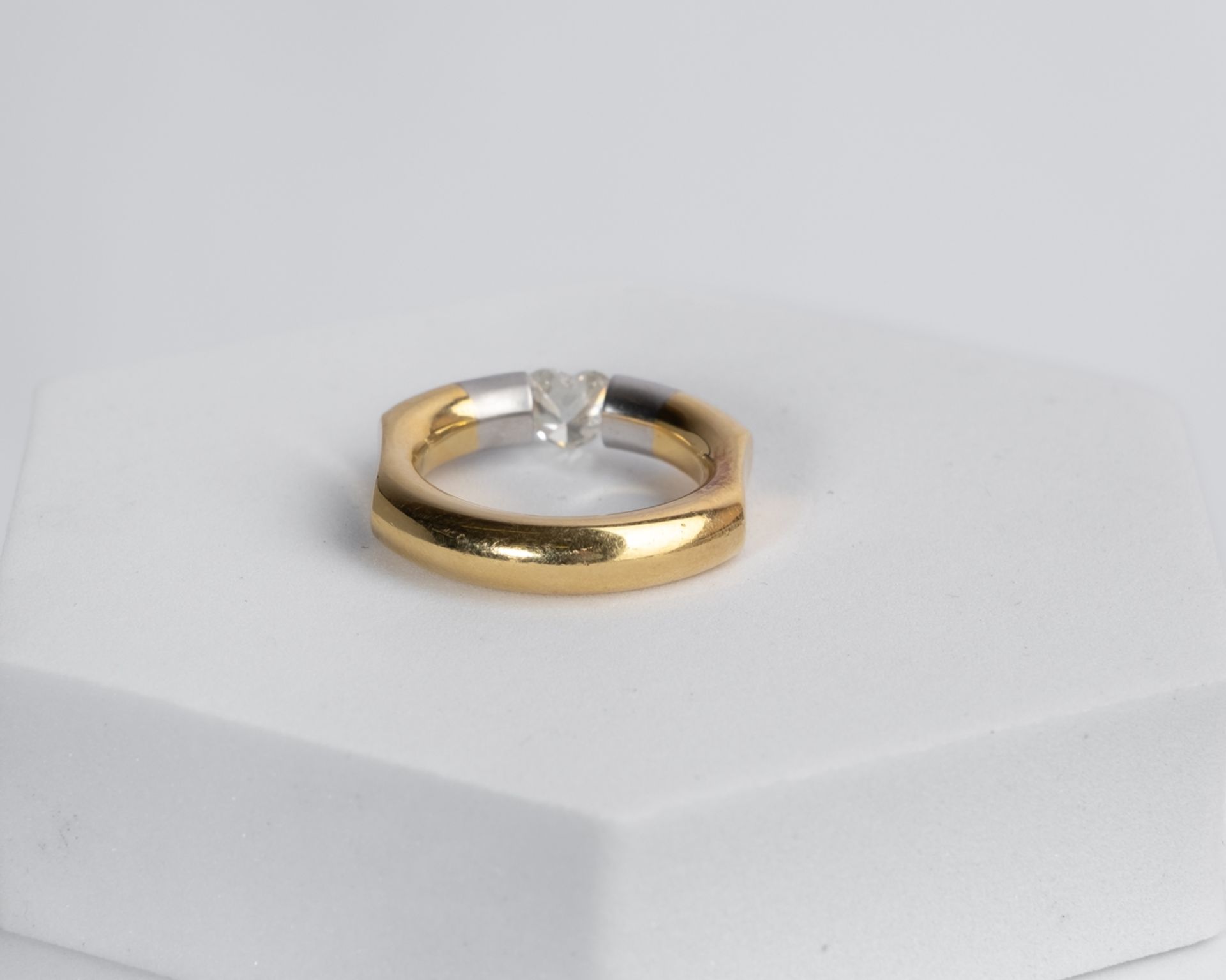 Ring, 18kt Gelbgold/Weißgold, Diamant, Herzschliff, ca. 1.05 ct., vvs2, ca. 18.1 g, RM 56 - Bild 3 aus 3