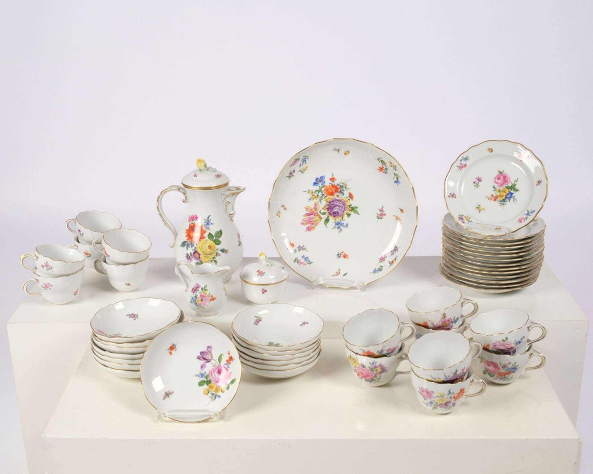 Kaffeeservice, 46-tlg., Meissen, Schwertermarke, 1. Wahl, Blumen und Insekten, bunt, Goldrand: Kaff