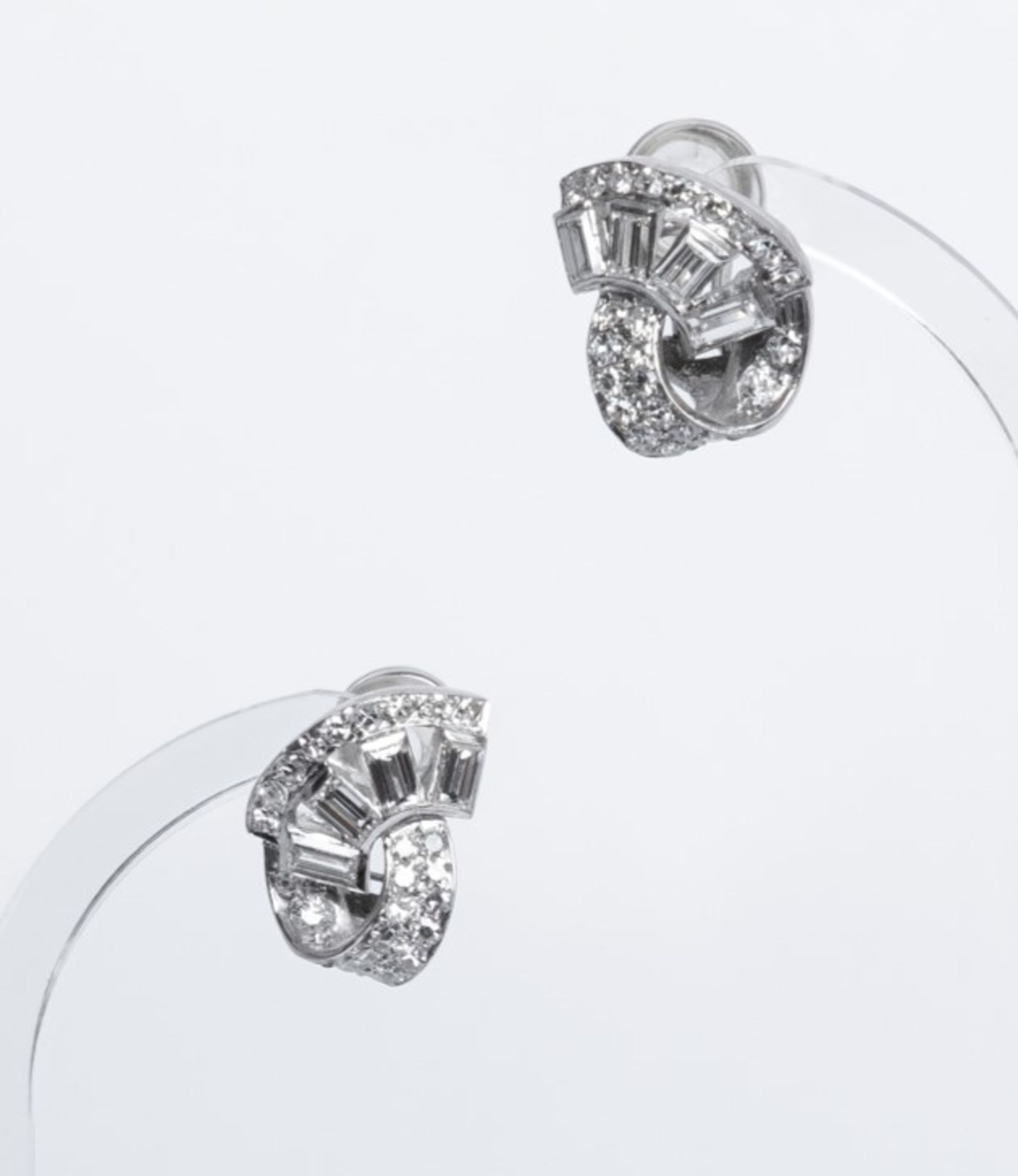 Paar Ohrstecker, 18kt Weißgold, 8 Diamantbaguettes zus. ca. 1.20 ct., 46 Diamanten zus. ca. 0.80 ct - Bild 3 aus 3