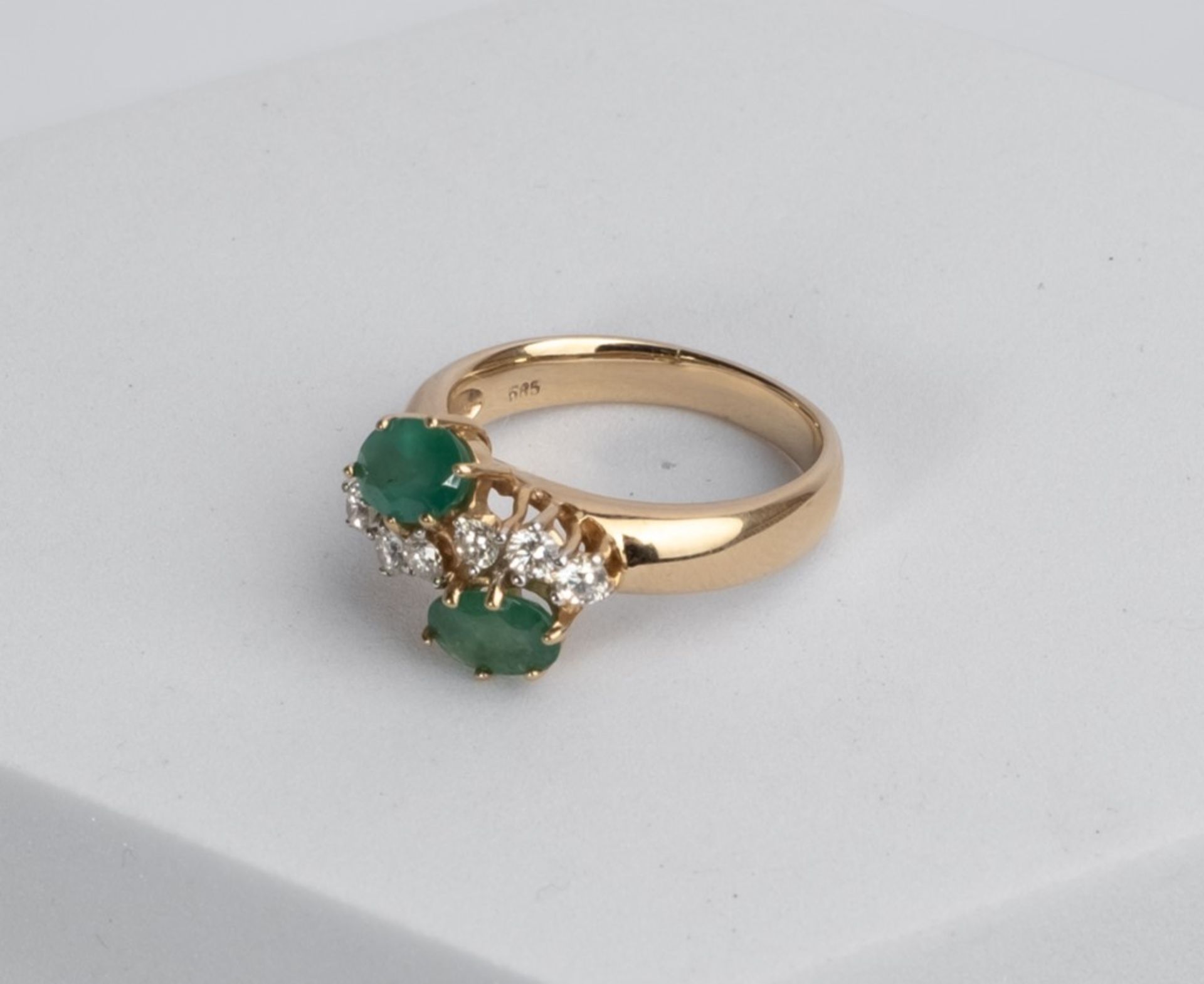 Ring, 14kt Gelbgold, 2 Smaragde, Brillanten, ca. 5.9 g, RM 56