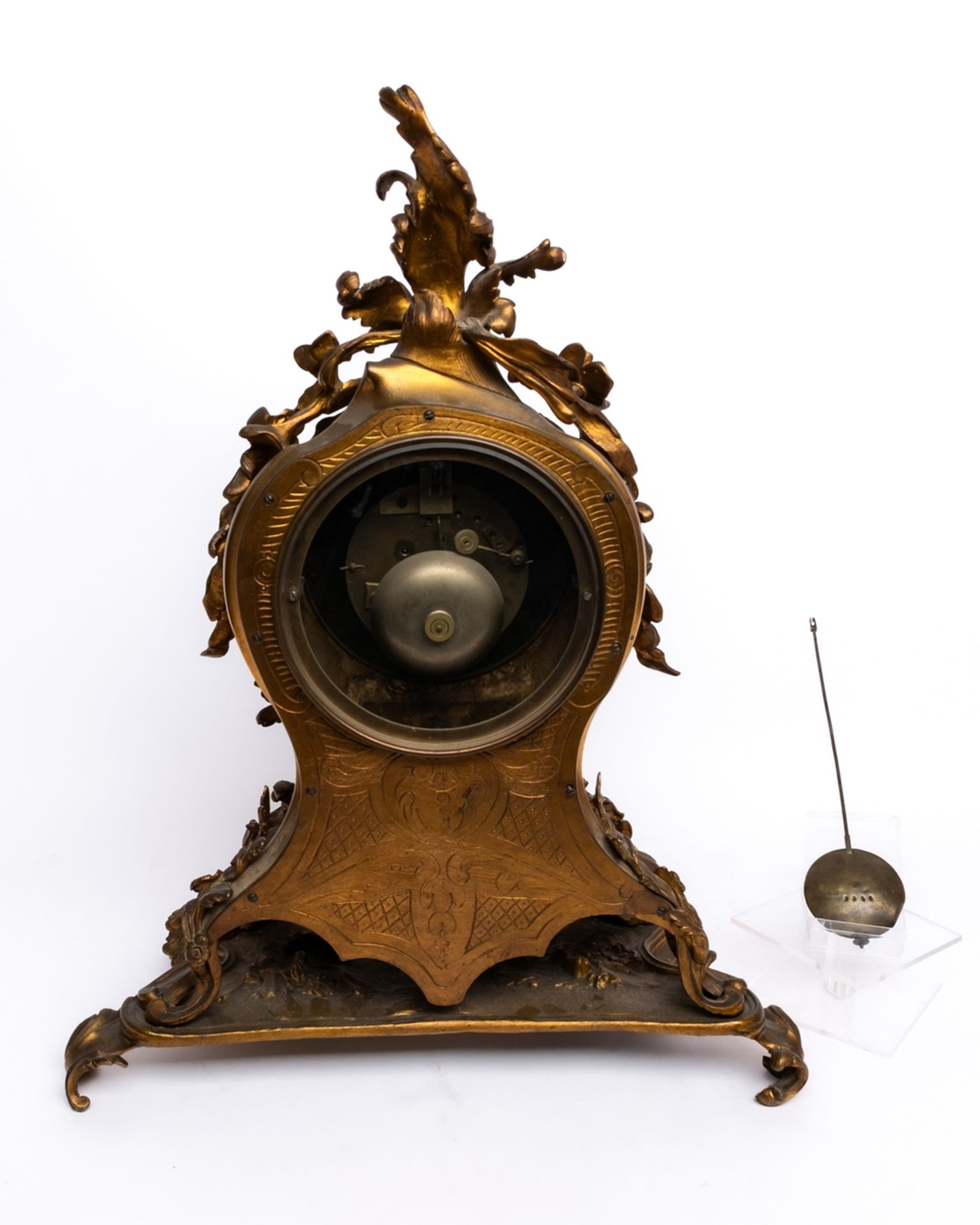 Pendule, Stil Louis XV, um 1900, Messing, weißes Emailzifferblatt bezeichnet J.B. Froitzheim hinter - Bild 2 aus 2