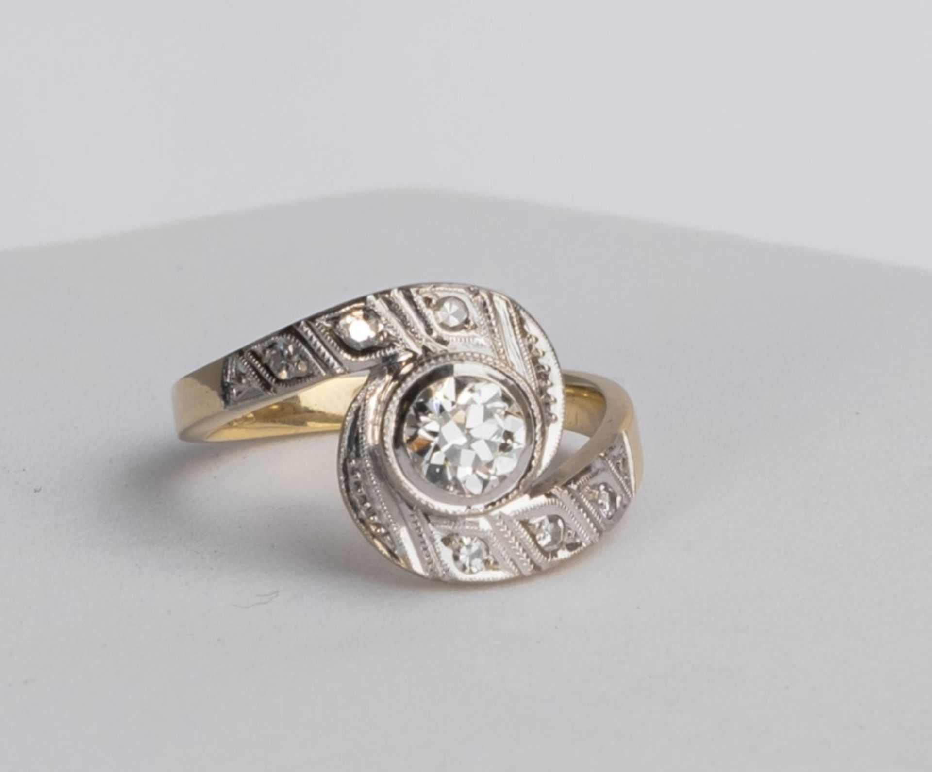 Solitär-Ring, Art Déco, 14kt Gelbgold, Brillant ca. 0.75 ct., 6 kleine Diamanten, ca. 5.6 g, RM 54.
