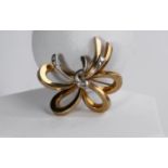 Brosche, Schleifenform, 14kt Gelbgold, 5 kleine Brillanten, ca. 8.5 g, 42 x 40 mm