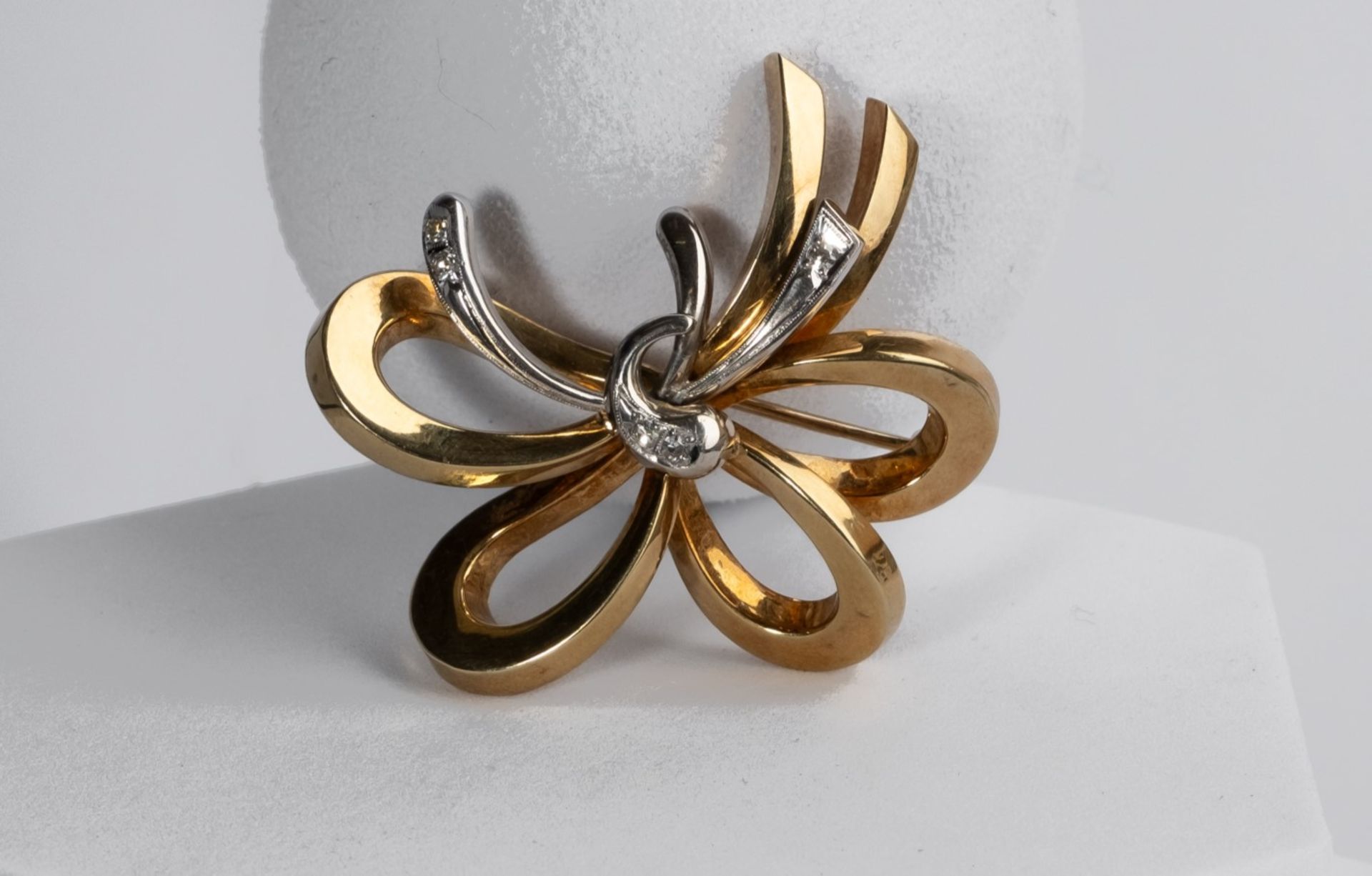 Brosche, Schleifenform, 14kt Gelbgold, 5 kleine Brillanten, ca. 8.5 g, 42 x 40 mm