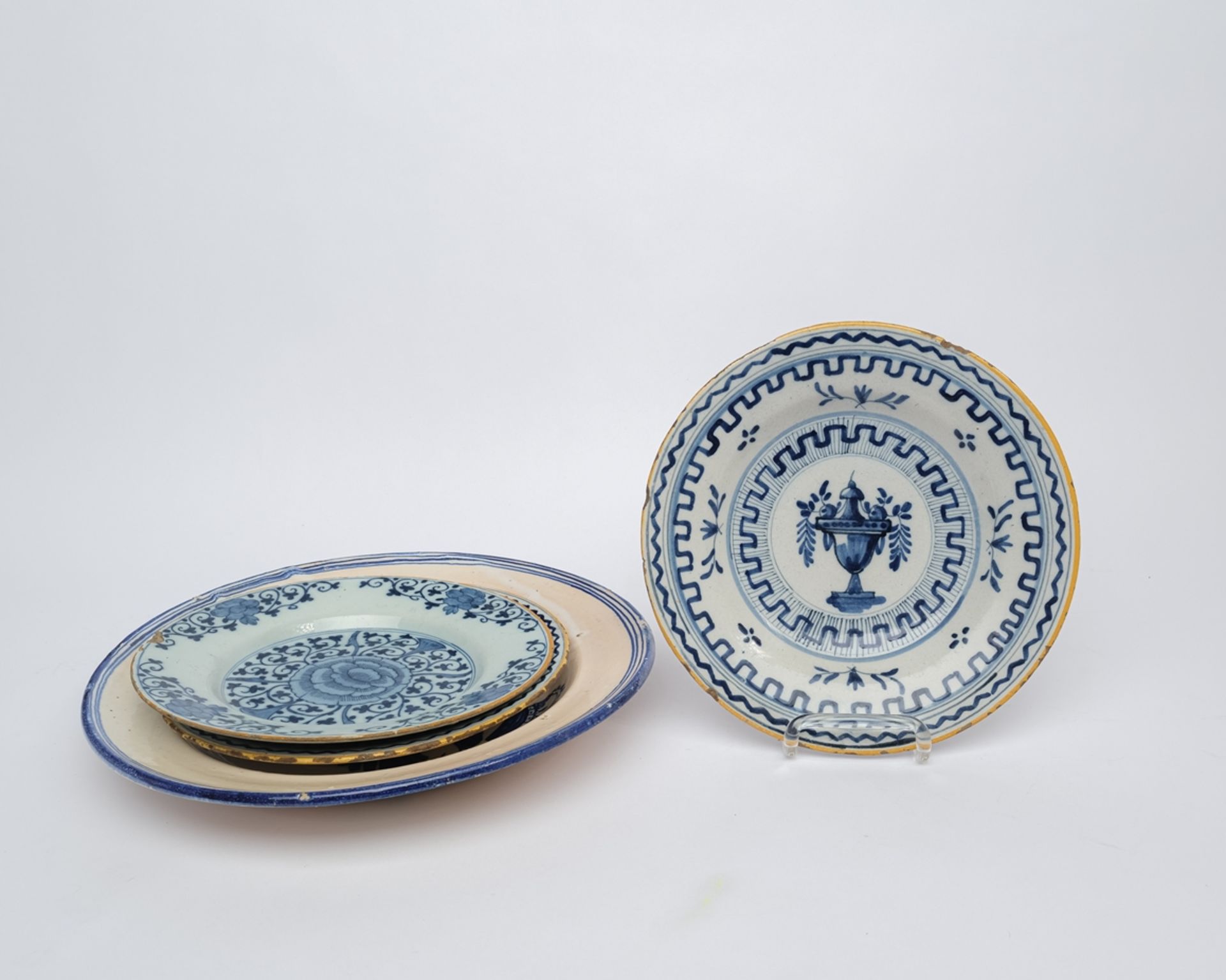 Konvolut 3 Teller und 4 Platten, Fayence, diverse Motive und Dekore, ø ca. 23-32 cm, Randabplatzung - Bild 7 aus 8