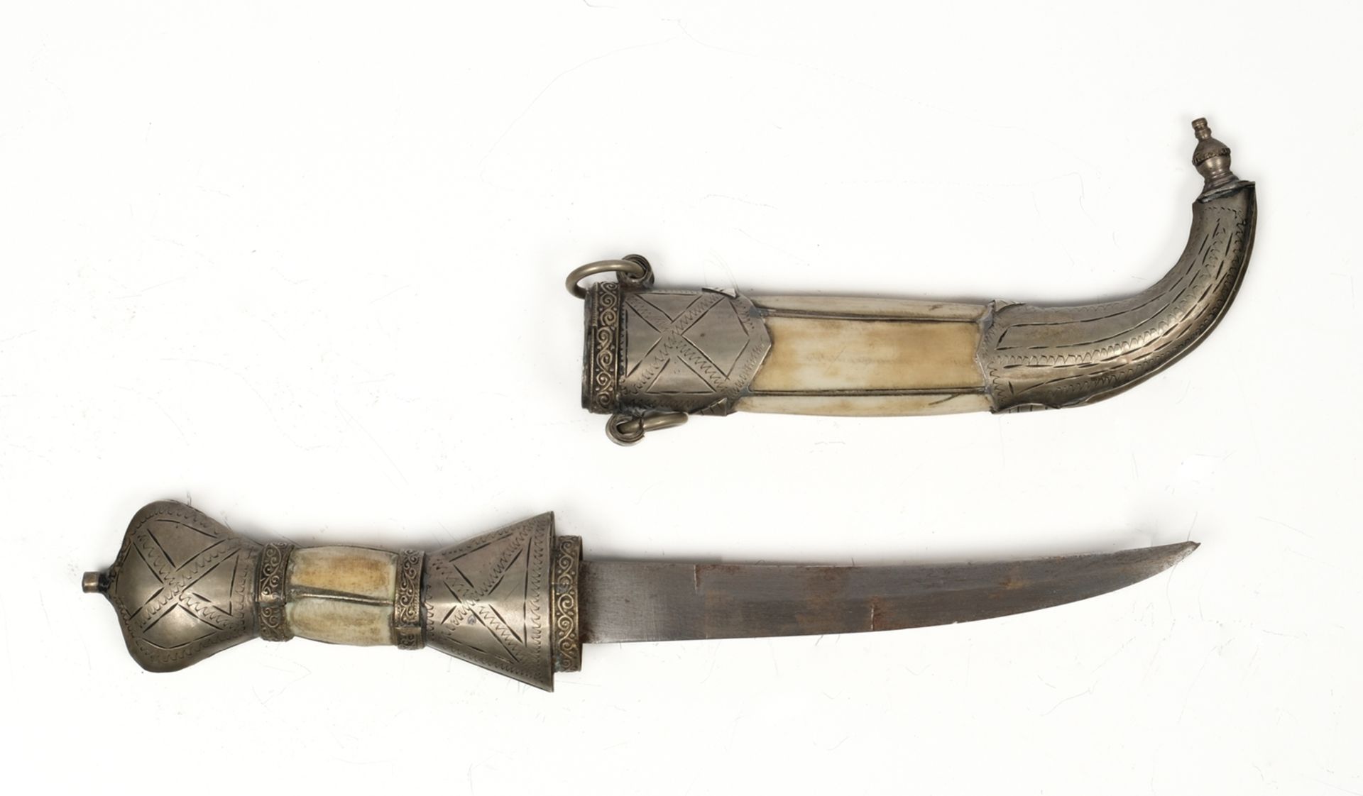 Konvolut von vier orientalischen Dolchen, 19./20. Jh., Griffe mit Holz, Bein und Silber, Scheiden t - Bild 6 aus 6