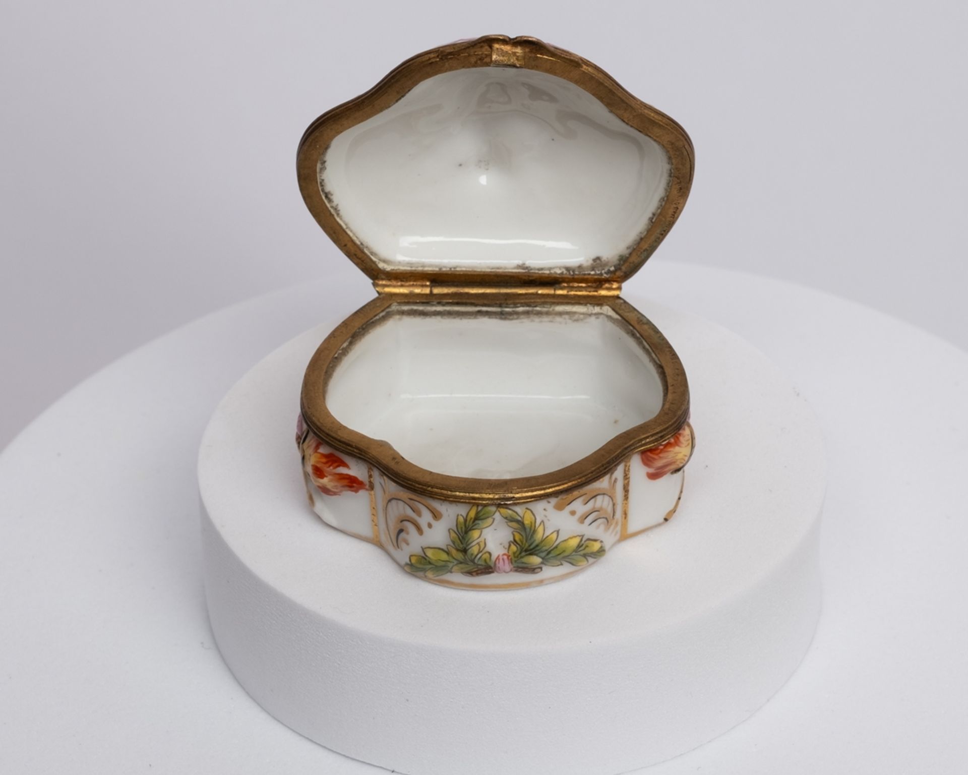 2 Tabatièren, Ernst Bohne Söhne, Rudolstadt, verschieden, reliefierte Puttendekore, polychrom und g - Bild 8 aus 10