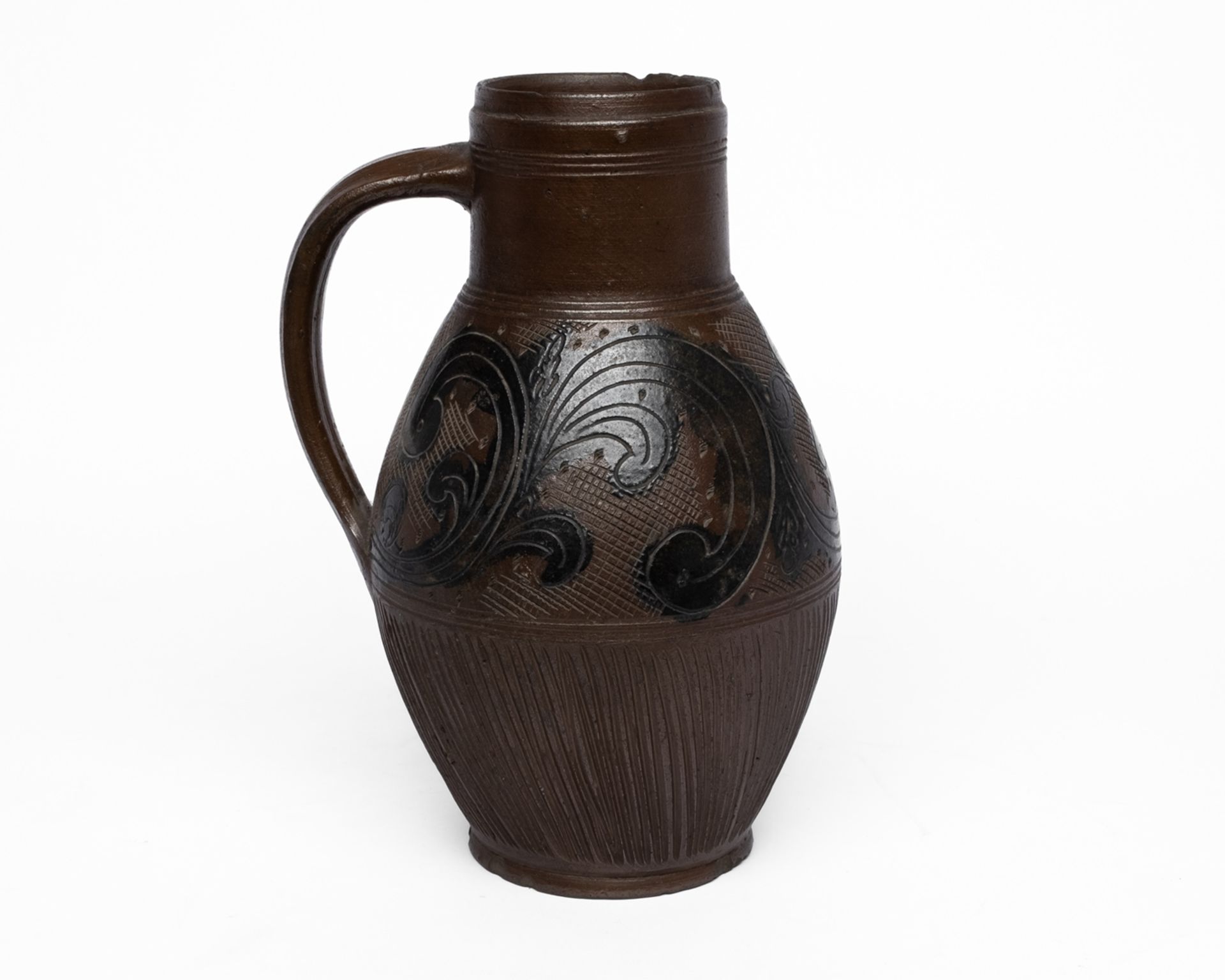 Krug, Muskau, um 1800, braunes, salzglasiertes Steinzeug, dunkelblau staffiert, ovoider Korpus mit  - Bild 3 aus 5