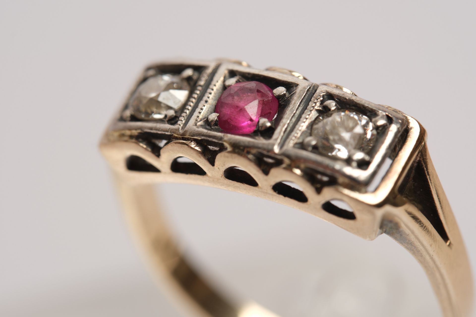 Art Déco-Ring, wohl 14kt Gelbgold, 2 Altschliff-Diamanten, 1 Rubin, ca. 3.0 g, RM 54 - Bild 2 aus 3