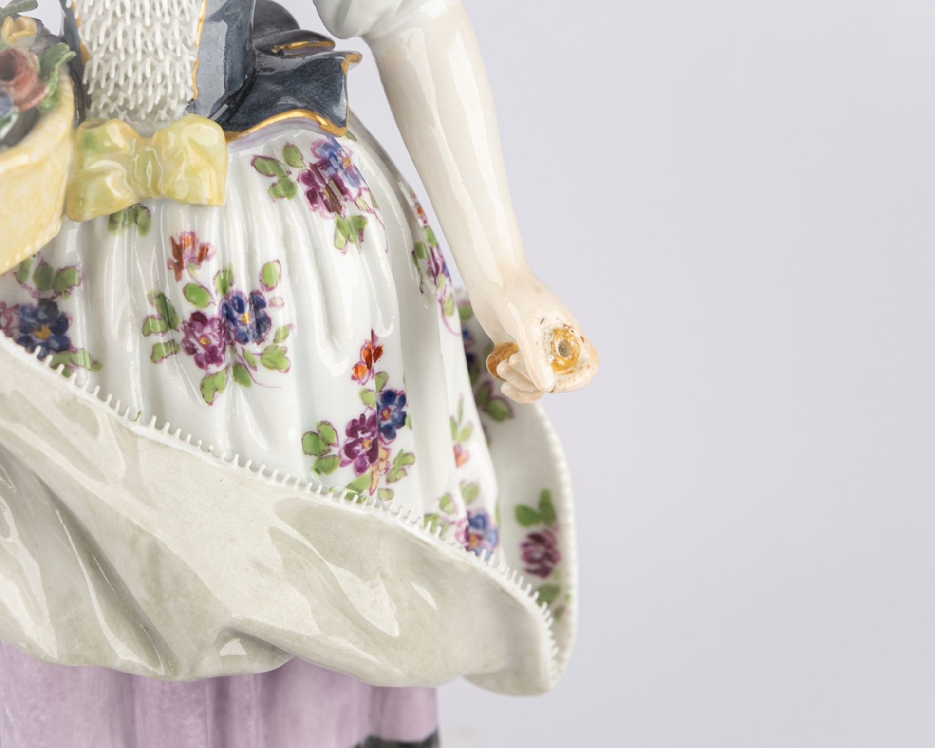 Porzellanfigur, "Gärtnerin mit Blumenkorb", Meissen, Schwertermarke, 1850-1924, 1. Wahl, Modellnumm - Bild 4 aus 5
