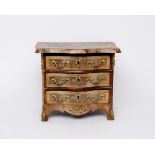 Modellkommode im Dresdner Barock-Stil, um 1900, Nussbaum, allseits geschweifter Korpus mit drei Sch