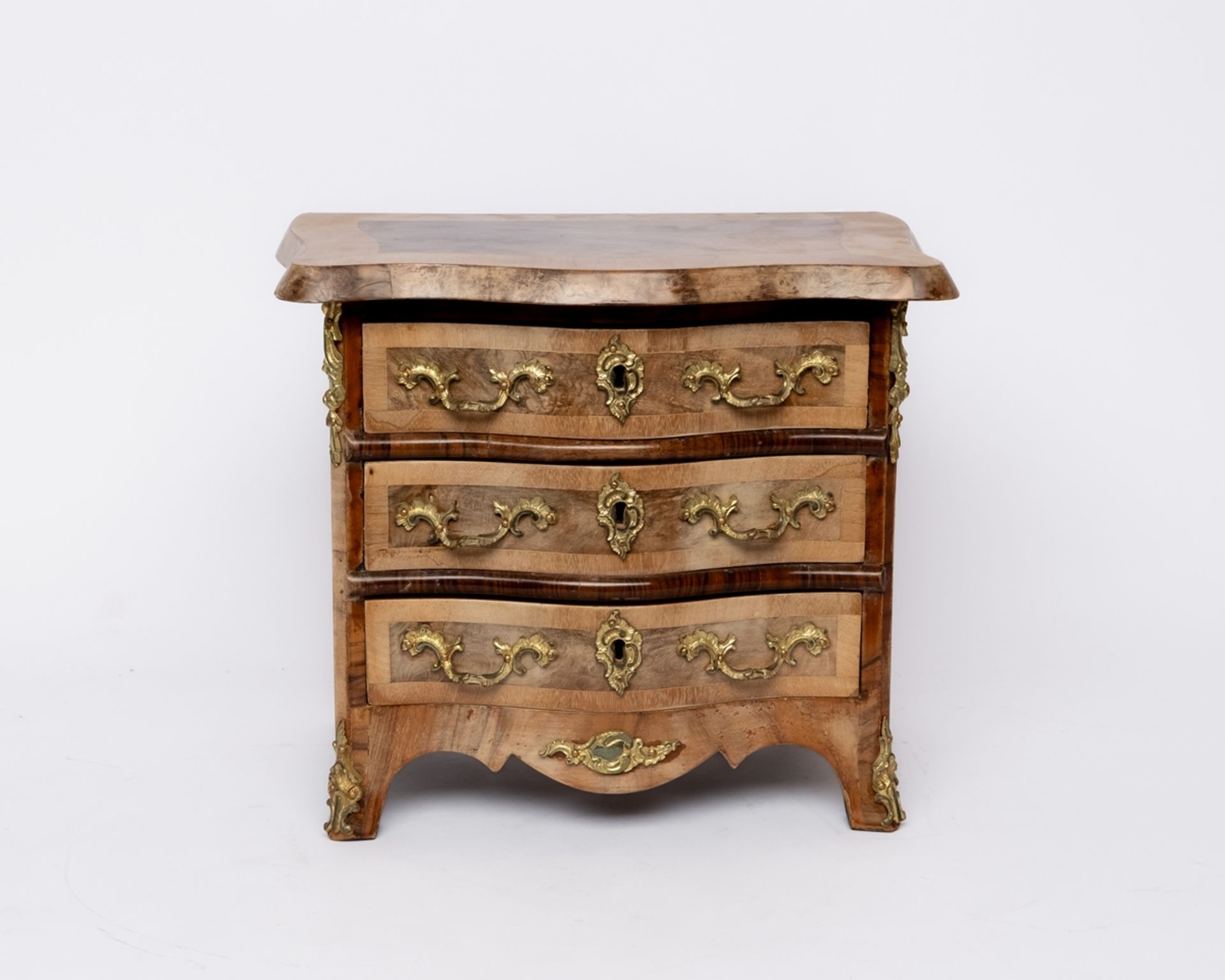 Modellkommode im Dresdner Barock-Stil, um 1900, Nussbaum, allseits geschweifter Korpus mit drei Sch