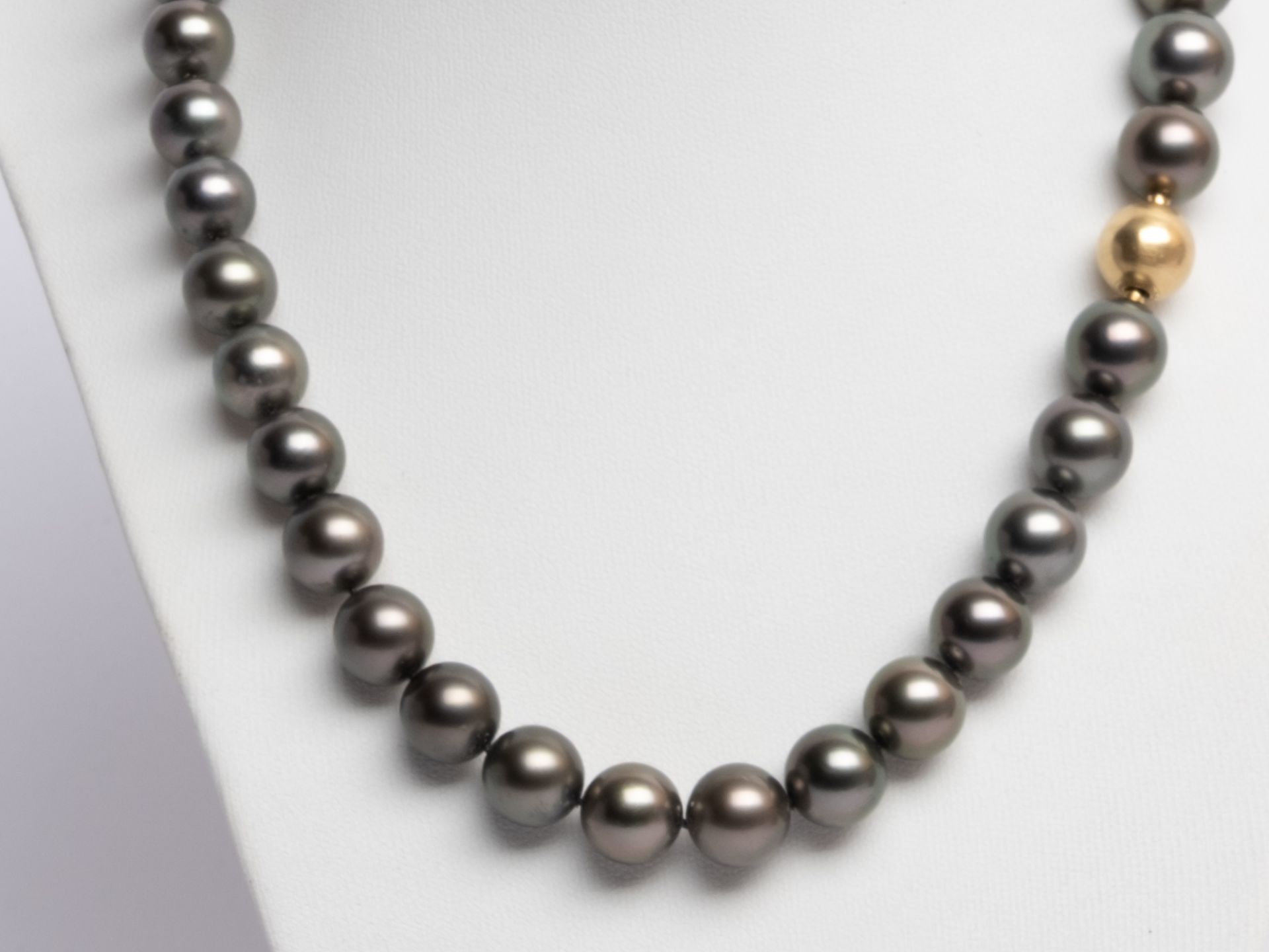 Tahiti-Zuchtperl-Collier, Gellner, 38 Perlen ø ca. 10.2-11.9 mm, Jörg Heinz Original Schließe, 18kt - Bild 2 aus 2