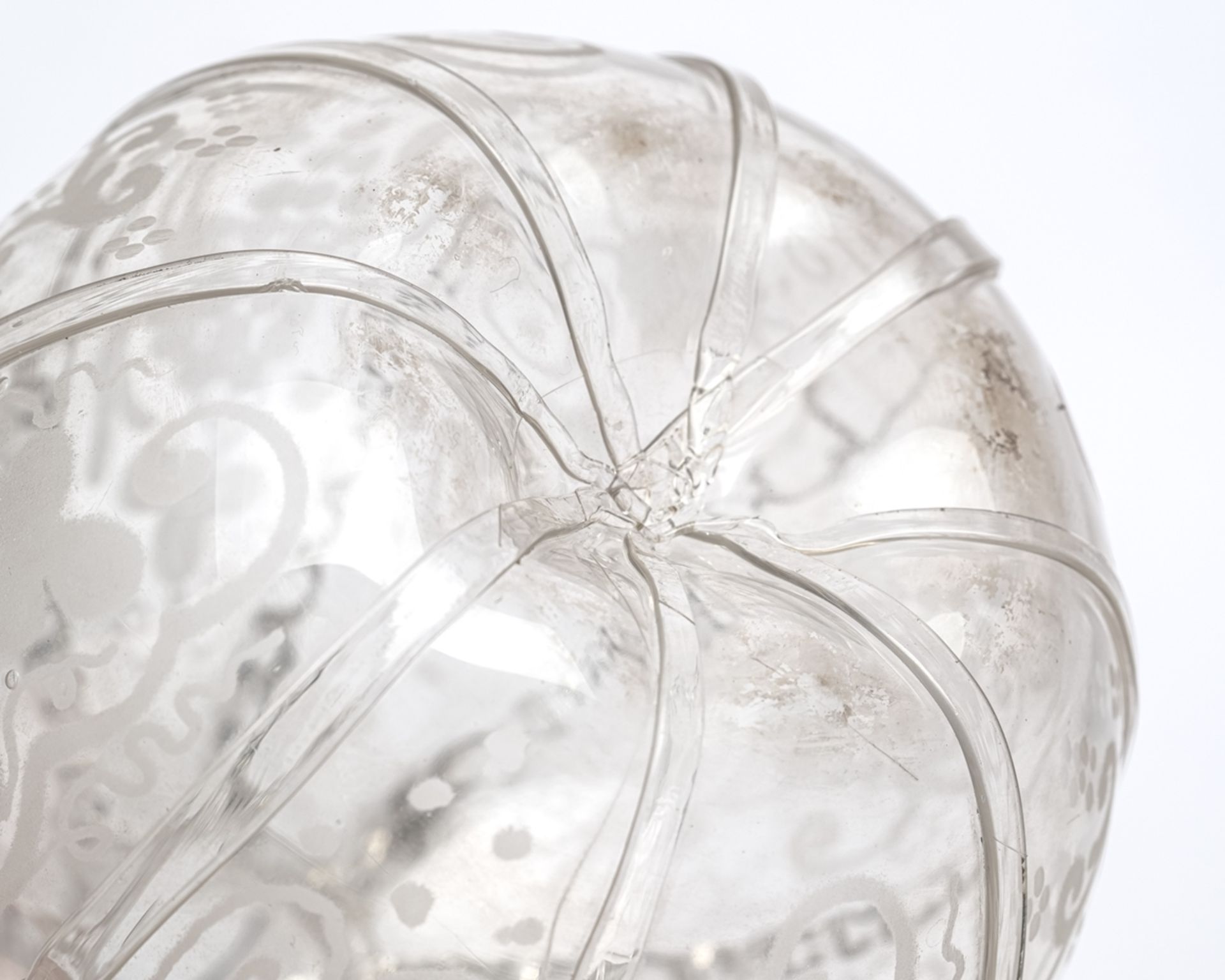 Henkelflasche, wohl Niederlande, 18. Jh., farbloses Glas, bauchige Wandung mit Fadenrippen, Mattsch - Bild 3 aus 3