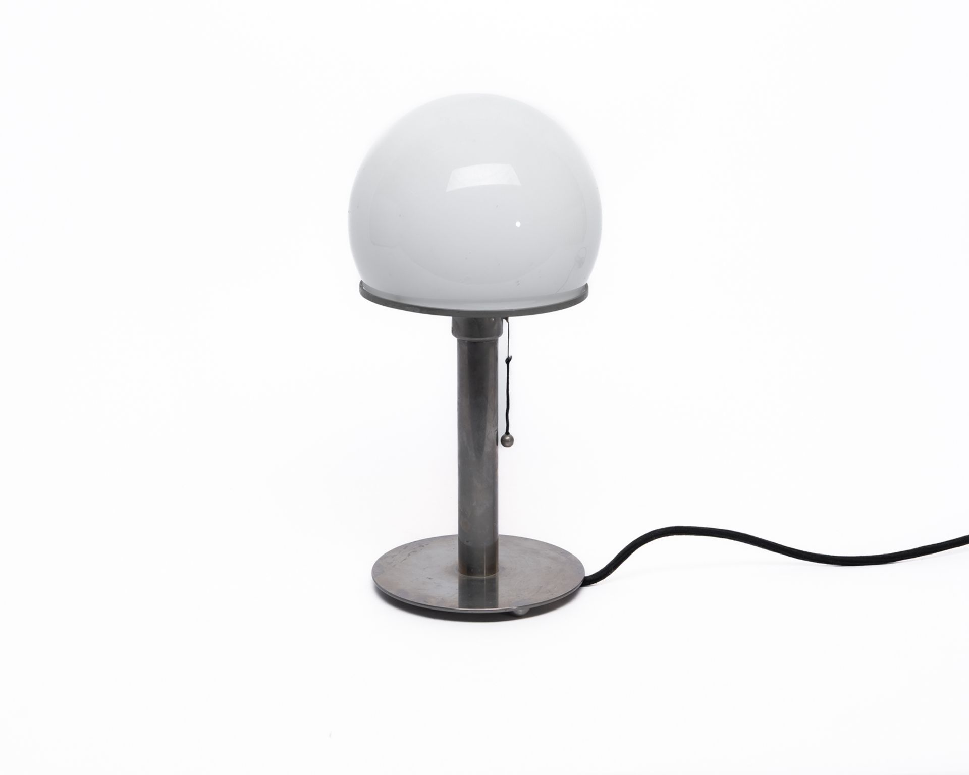 Designer-Tischlampe, "WA 24 Wilhelm Wagenfeld", Tecnolumen, Bremen, Fuß und Schaft aus vernickeltem