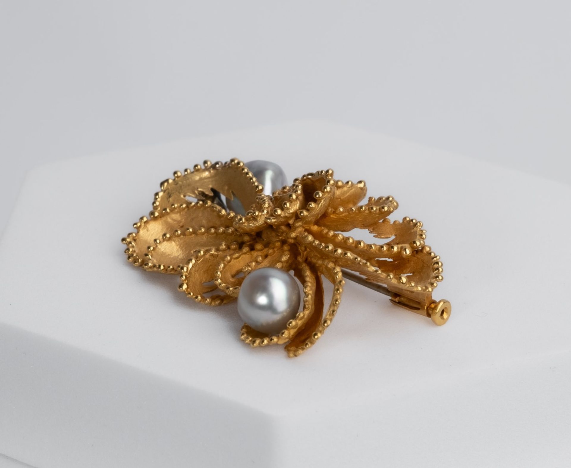 Brosche, 18kt Gelbgold, zwei Barockperlen, ca. 20.2 g, 45 x 30 mm - Bild 2 aus 3