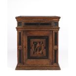 Frühbarocker Halbschrank, um 1700, Eiche, teils geschwärzte Füllungen, gerader kassettierter Korpus