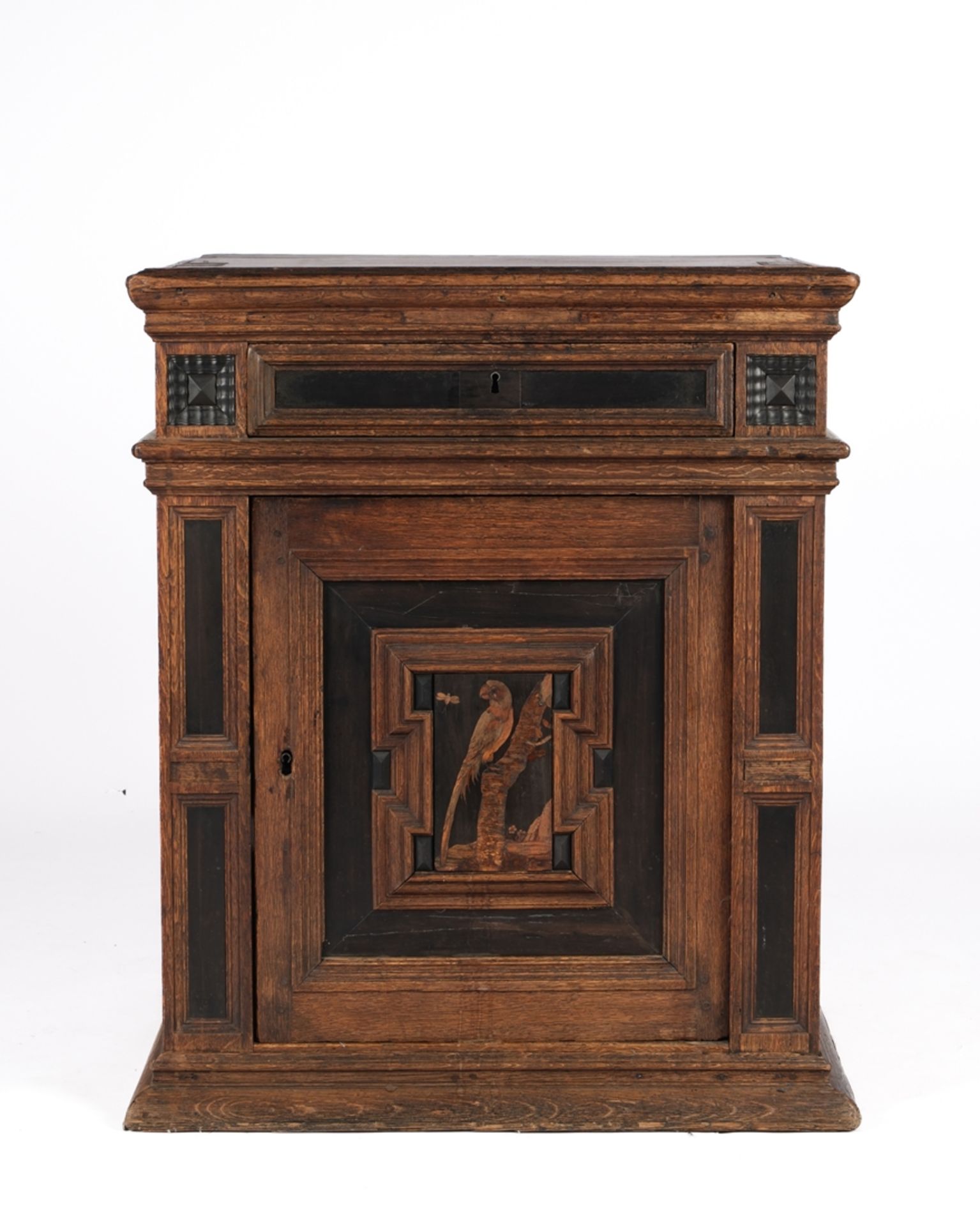 Frühbarocker Halbschrank, um 1700, Eiche, teils geschwärzte Füllungen, gerader kassettierter Korpus