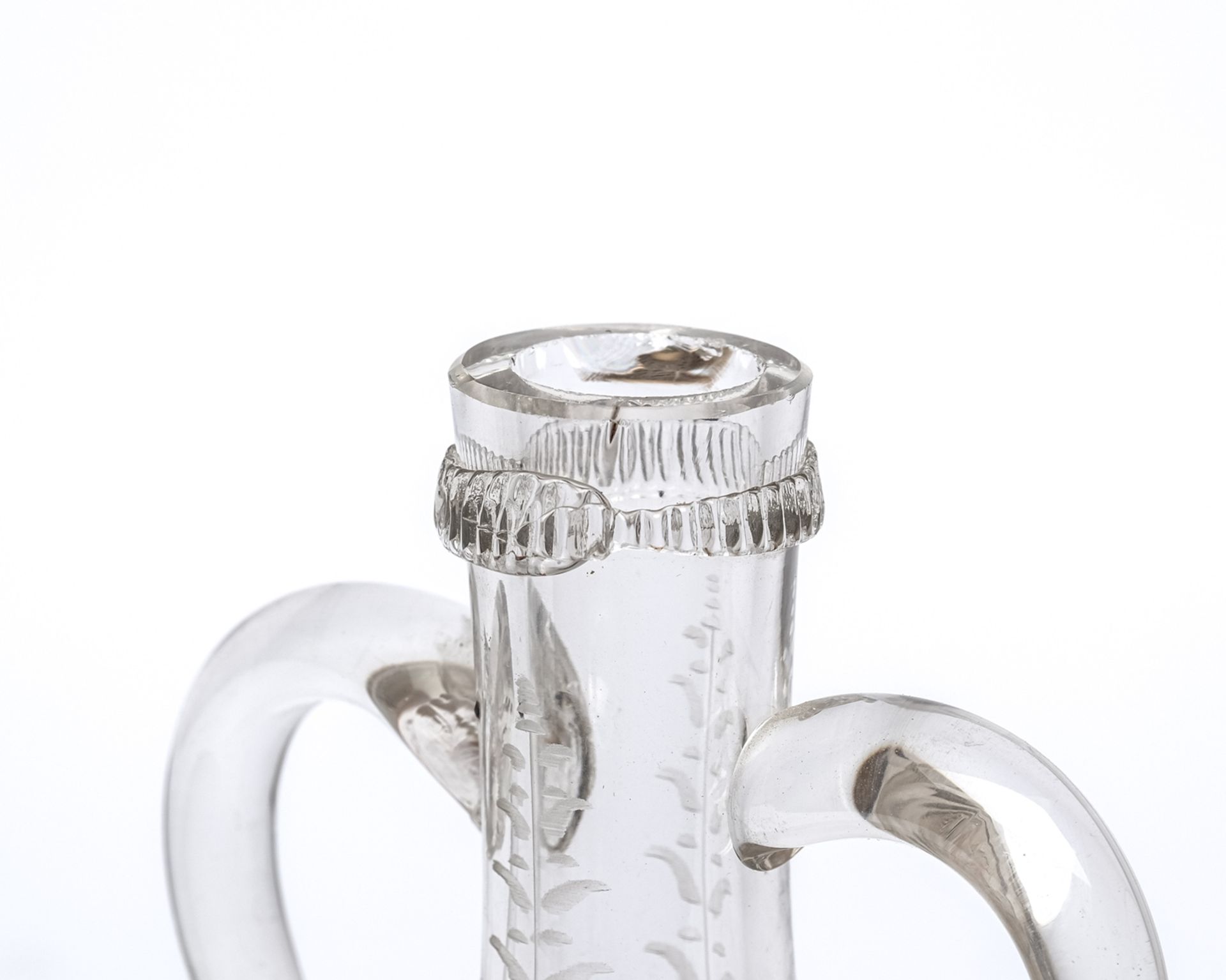 Henkelflasche, wohl Niederlande, 18. Jh., farbloses Glas, bauchige Wandung mit Fadenrippen, Mattsch - Bild 2 aus 3