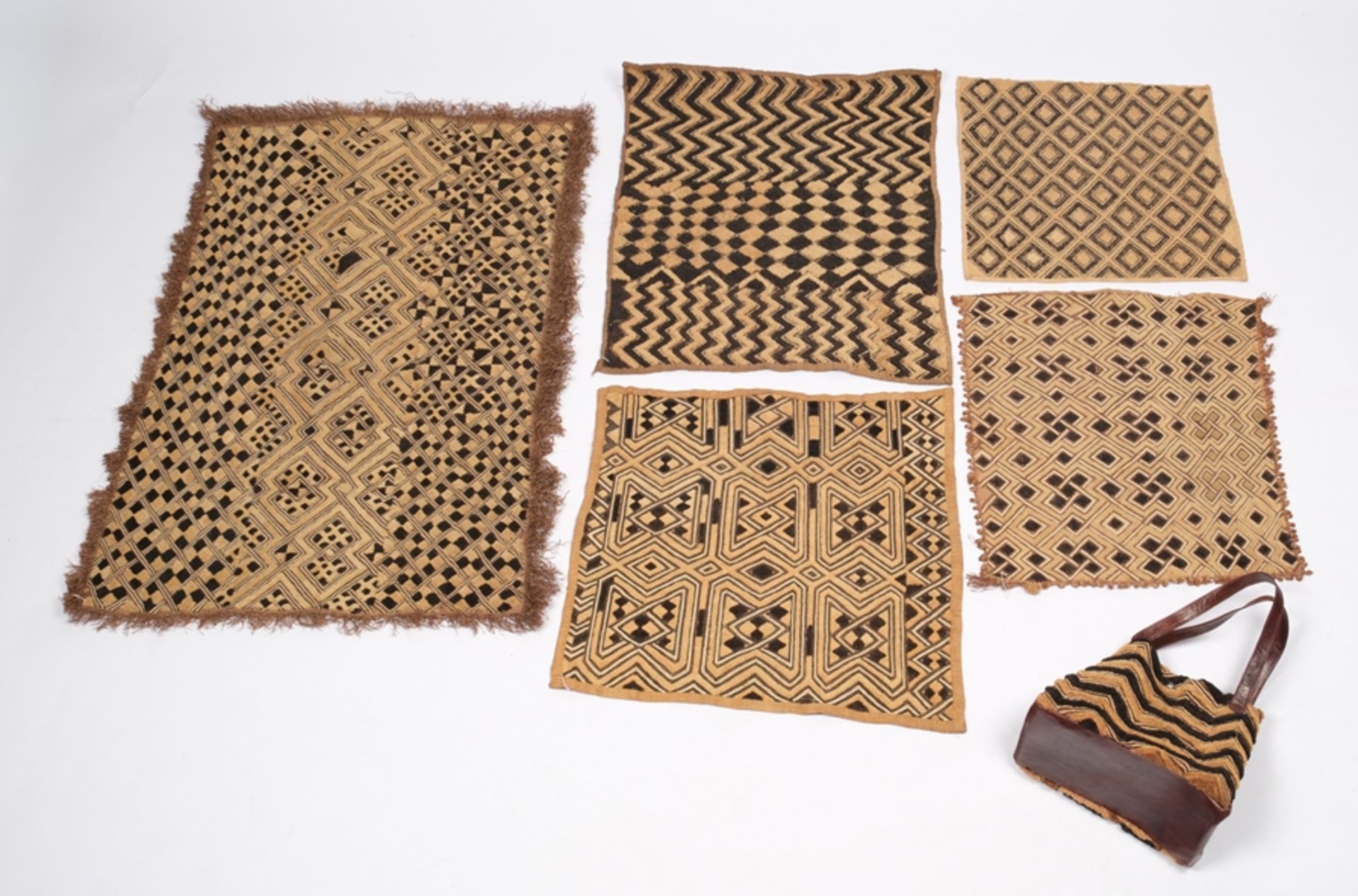 Konvolut, 6-tlg., 5 Raffia-Matten und Damenhandtasche, Kongo, Afrika, verschieden, bei Bakuba und B