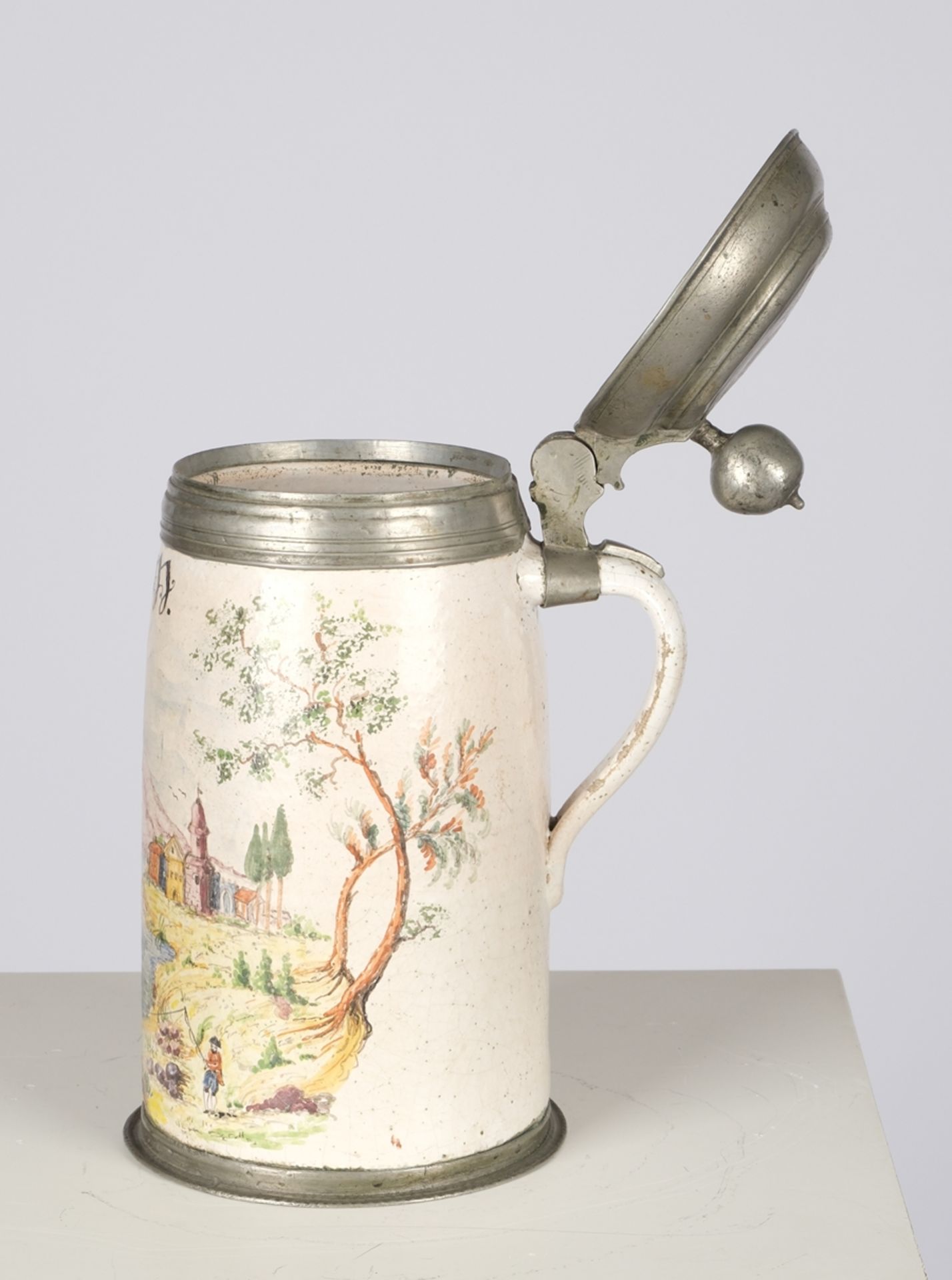 Walzenkrug, Fayence, 18. Jh., farbig bemalt mit einer Landschaftsszene auf hellem Grund, Besitzermo - Bild 3 aus 6