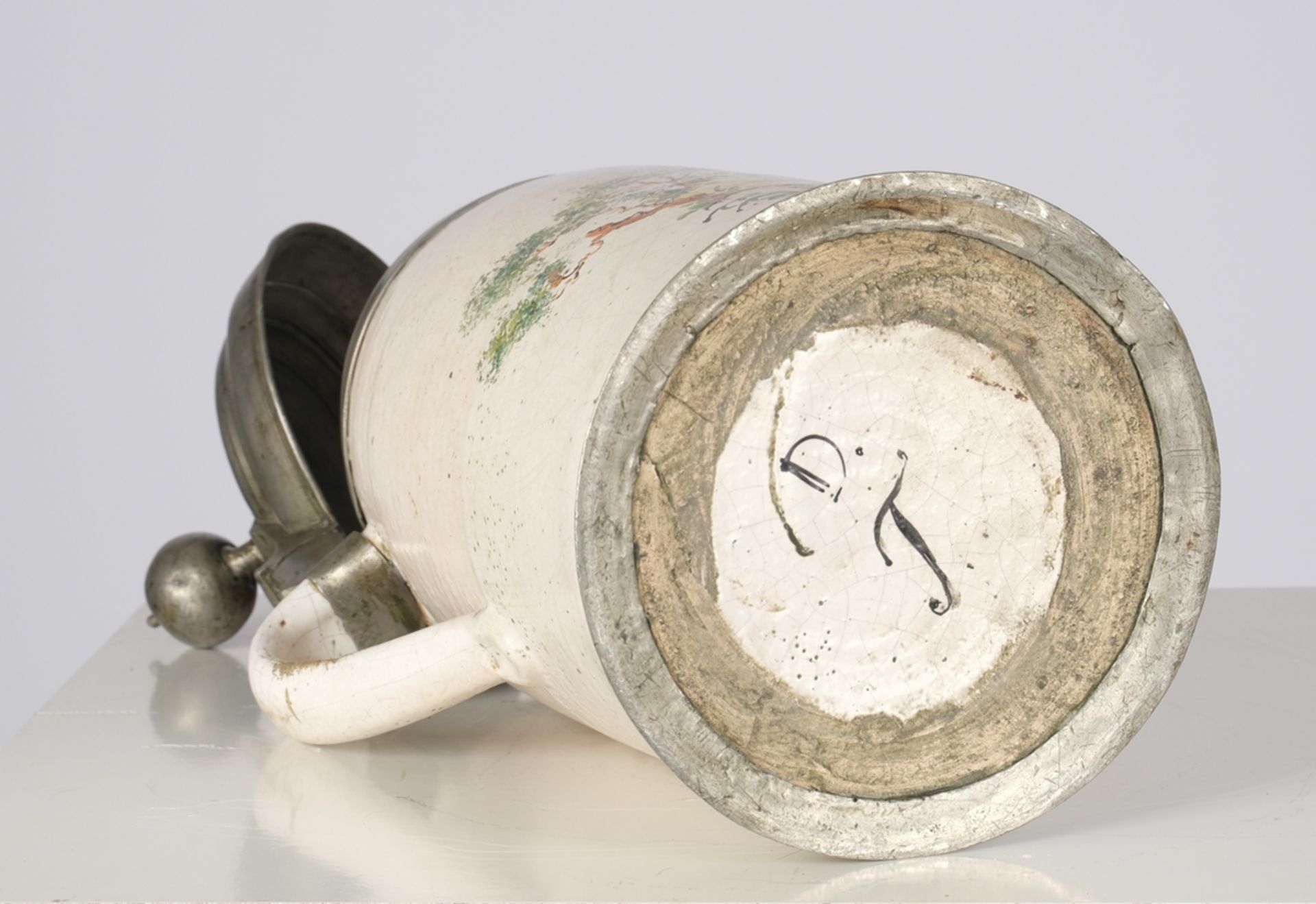 Walzenkrug, Fayence, 18. Jh., farbig bemalt mit einer Landschaftsszene auf hellem Grund, Besitzermo - Bild 6 aus 6