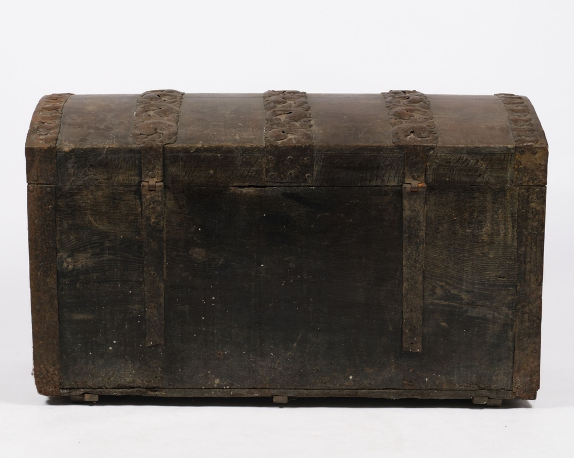 Große barocke Runddeckeltruhe, 18. Jh., Eiche, der Korpus mit reich verzierten Eisenbändern beschla - Bild 7 aus 7