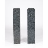 Paar Skulpturensäulen, grauer Granit, H. je 87 cm