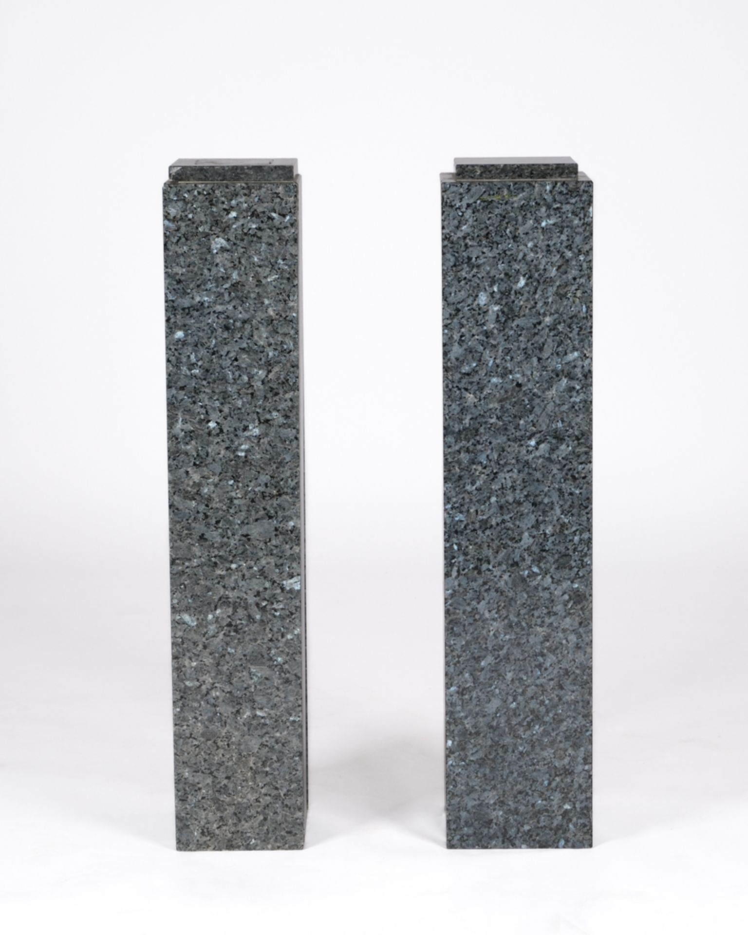 Paar Skulpturensäulen, grauer Granit, H. je 87 cm