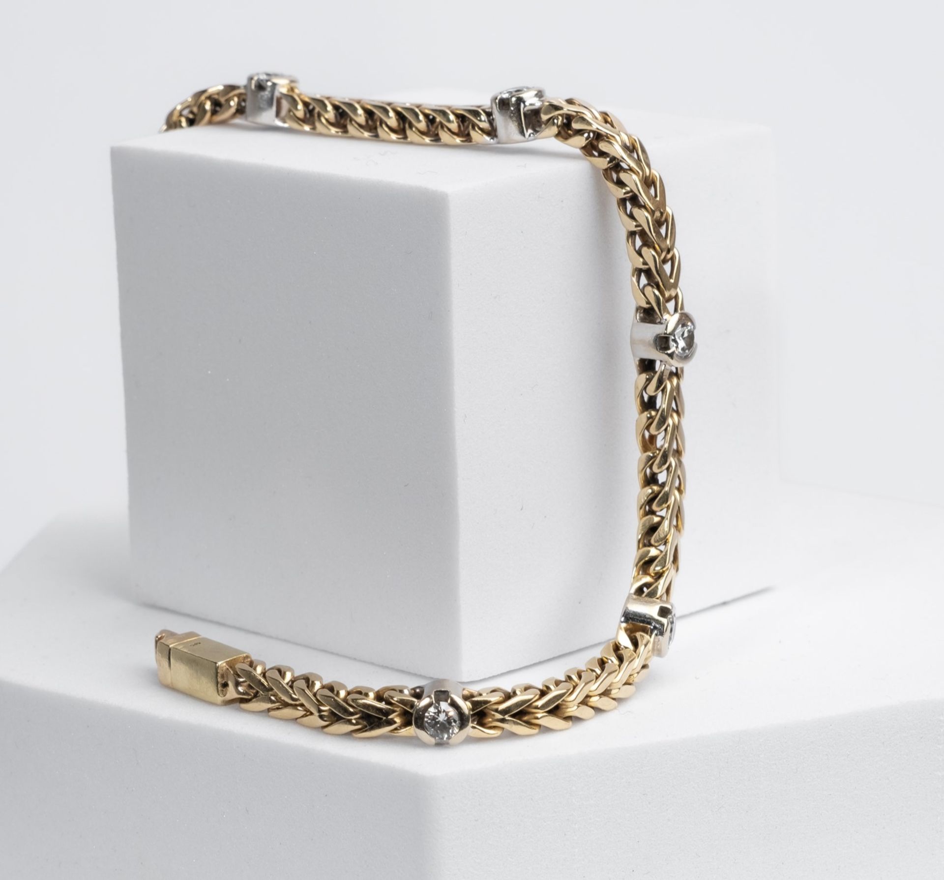 Armband, 14kt Weißgold/Gelbgold, 5 Brillanten zus. ca. 0.80 ct., ca. 27.3 g, ca. 20 cm lang - Bild 2 aus 2