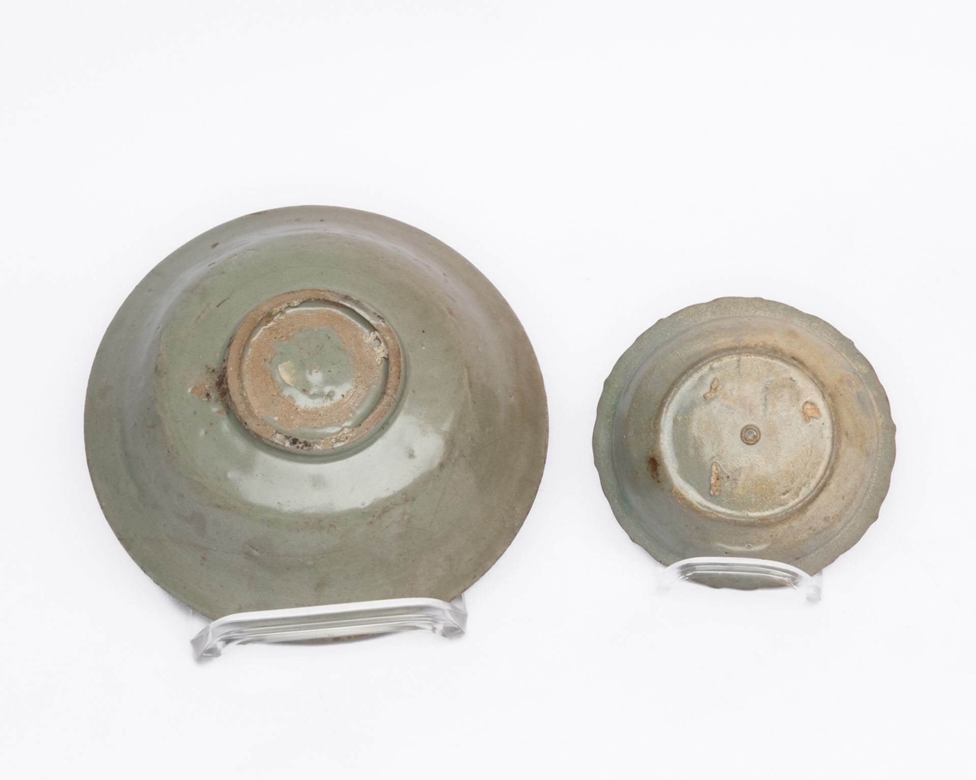 2 Schalen, Korea, Goryeo-Dynastie, 12./13. Jh., Seladon, 1x mit gezackten Rand und gemuldetem Spieg - Bild 2 aus 2