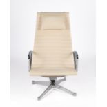 Aluminium Chair Eames EA124, Entwurf Charles und Ray Eames, Signet Herman Miller, drehbarer Korpus 