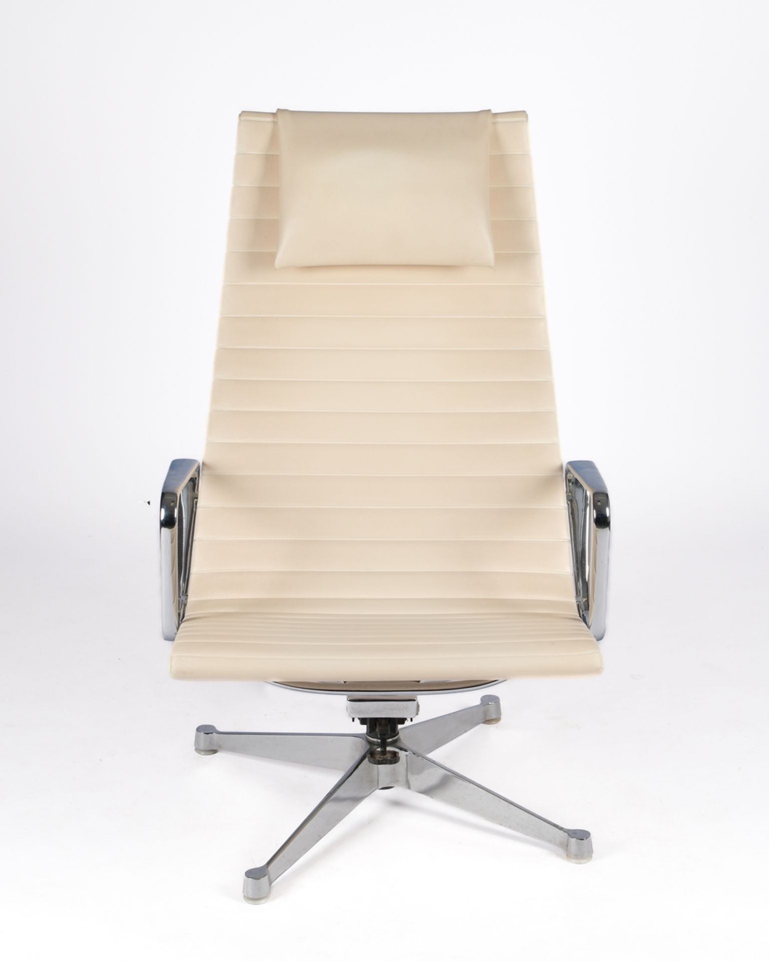 Aluminium Chair Eames EA124, Entwurf Charles und Ray Eames, Signet Herman Miller, drehbarer Korpus 