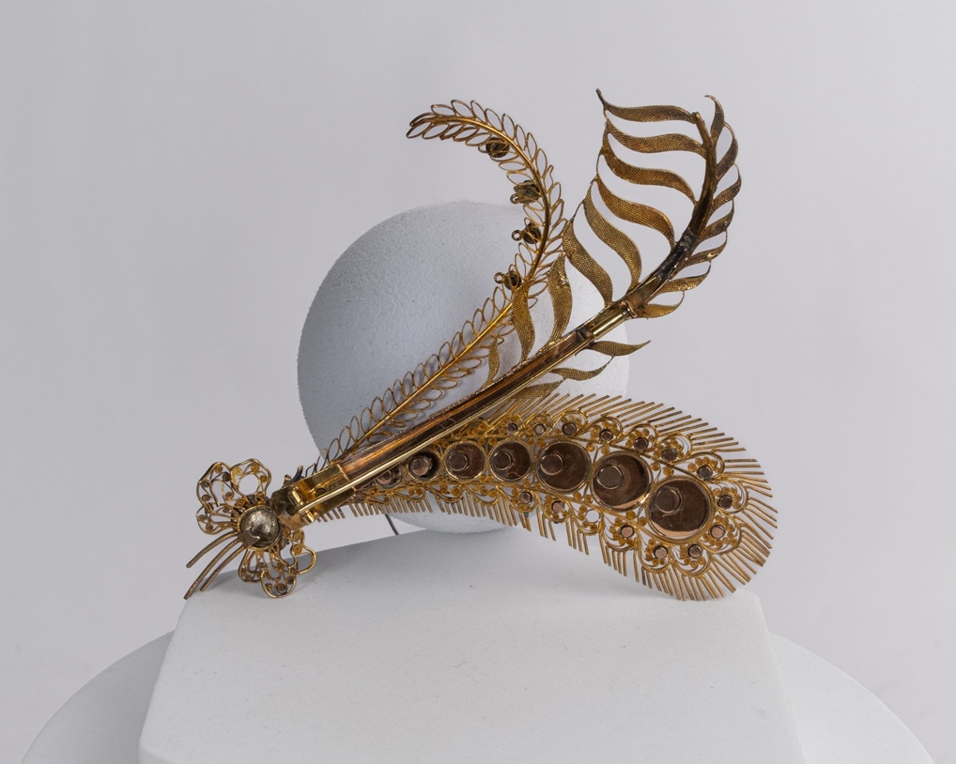 Sehr fein gearbeitete historische Hutnadel, 19. Jh., 14kt Gelbgold, 7 Rubine, 25 Türkise, 1 Granatc - Bild 2 aus 2