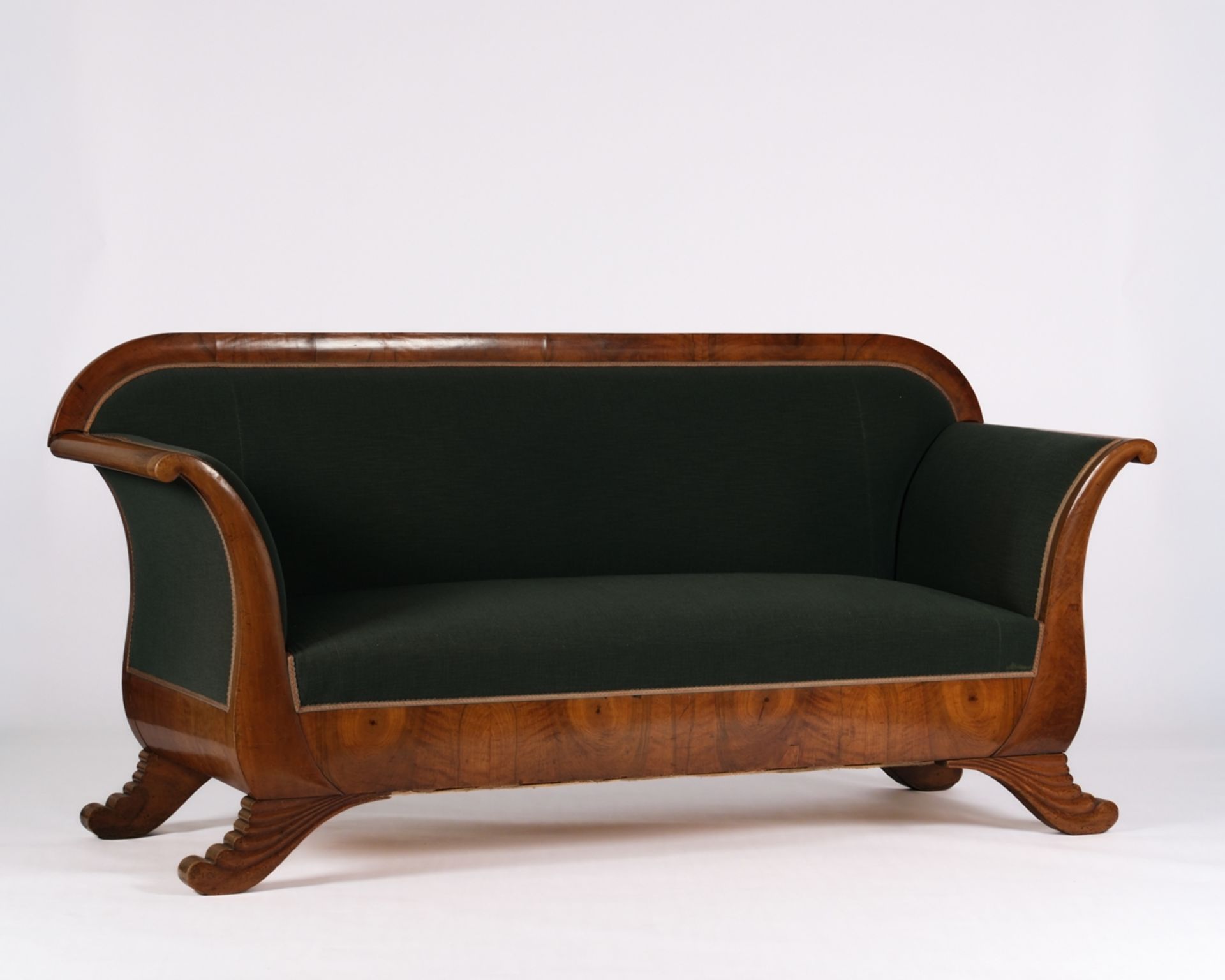 Biedermeierliches Sofa, 1. Viertel 19. Jh., Kirschbaum, allseitiger grüner Polsterbezug, frei stell - Bild 2 aus 3