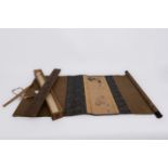 Fragment eines Shukuzu, "Hühner-Familie", Japan, 19. Jh., als Hängerolle montiert, Tusche, etwas Ro