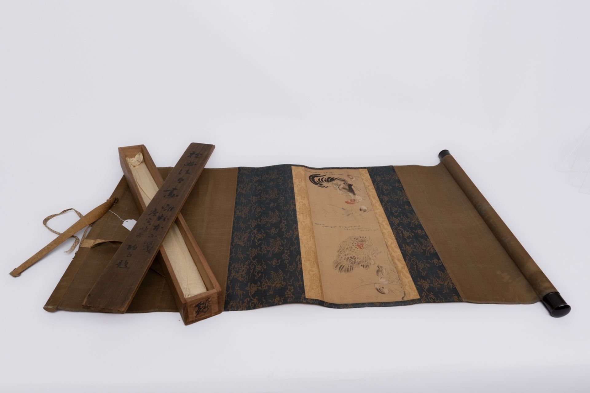 Fragment eines Shukuzu, "Hühner-Familie", Japan, 19. Jh., als Hängerolle montiert, Tusche, etwas Ro
