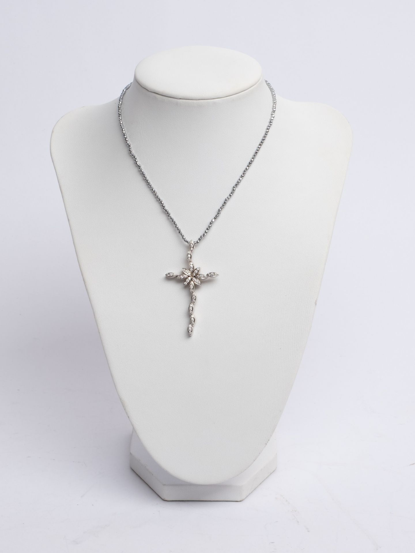 Anhänger Kruzifix, 14kt Weißgold, 48 Brillanten, an Silberkette, ca. 9.4 g