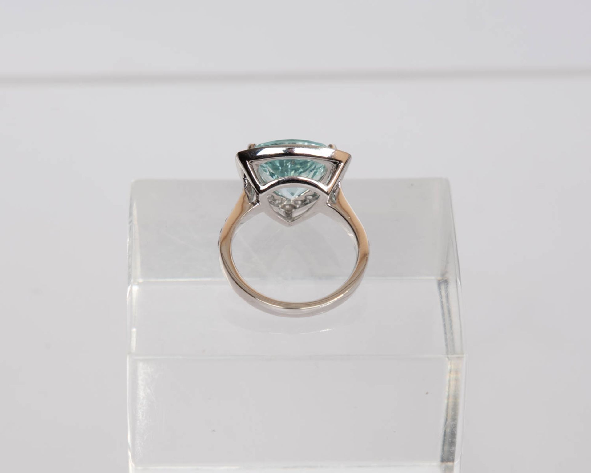 Ring, 18kt Weißgold, Aquamarin ca. 5.0 ct., 33 Brillanten zus. ca. 0.72 ct., etwa w/si, ca. 7.6 g,  - Bild 3 aus 3