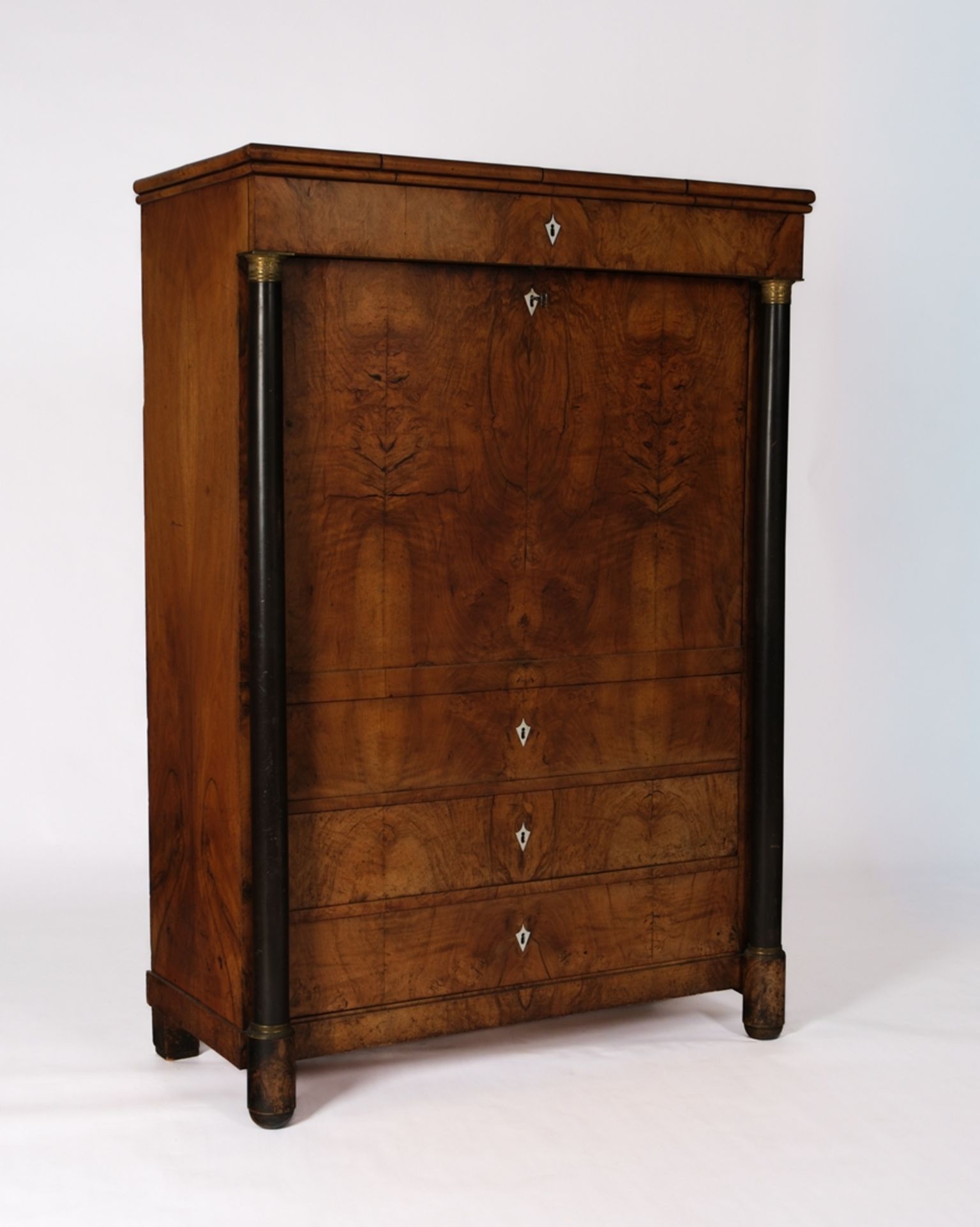 Sekretär, Biedermeier, süddeutsch, um 1815/20, einteiliger Korpus mit Fallklappe über drei Schüben, - Bild 3 aus 4