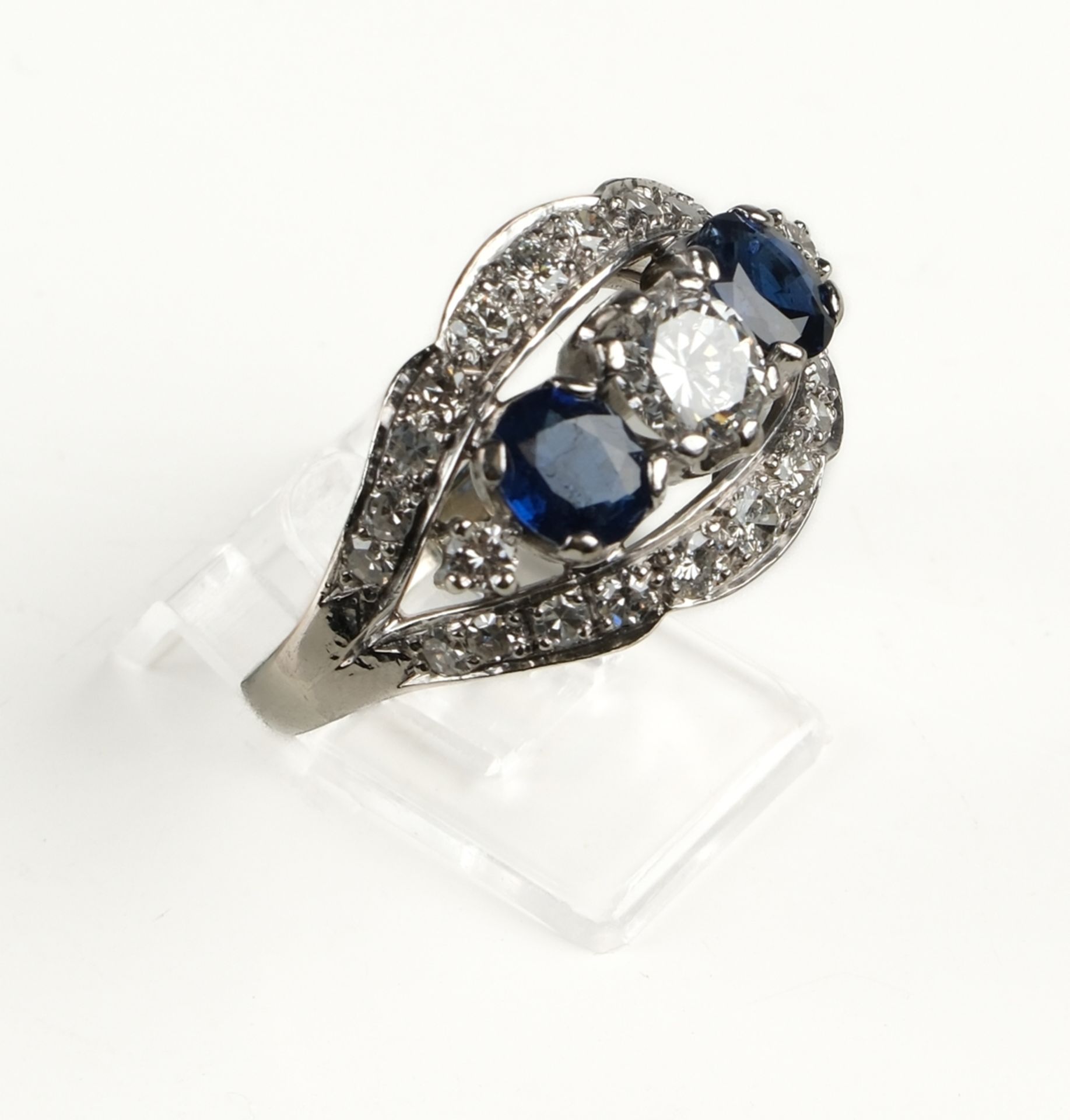 Ring, 18kt Weißgold, 2 Saphire zus. ca. 0.80 ct., 1 zentraler Brillant ca. 0.50 ct., 25 Brillanten  - Bild 2 aus 3