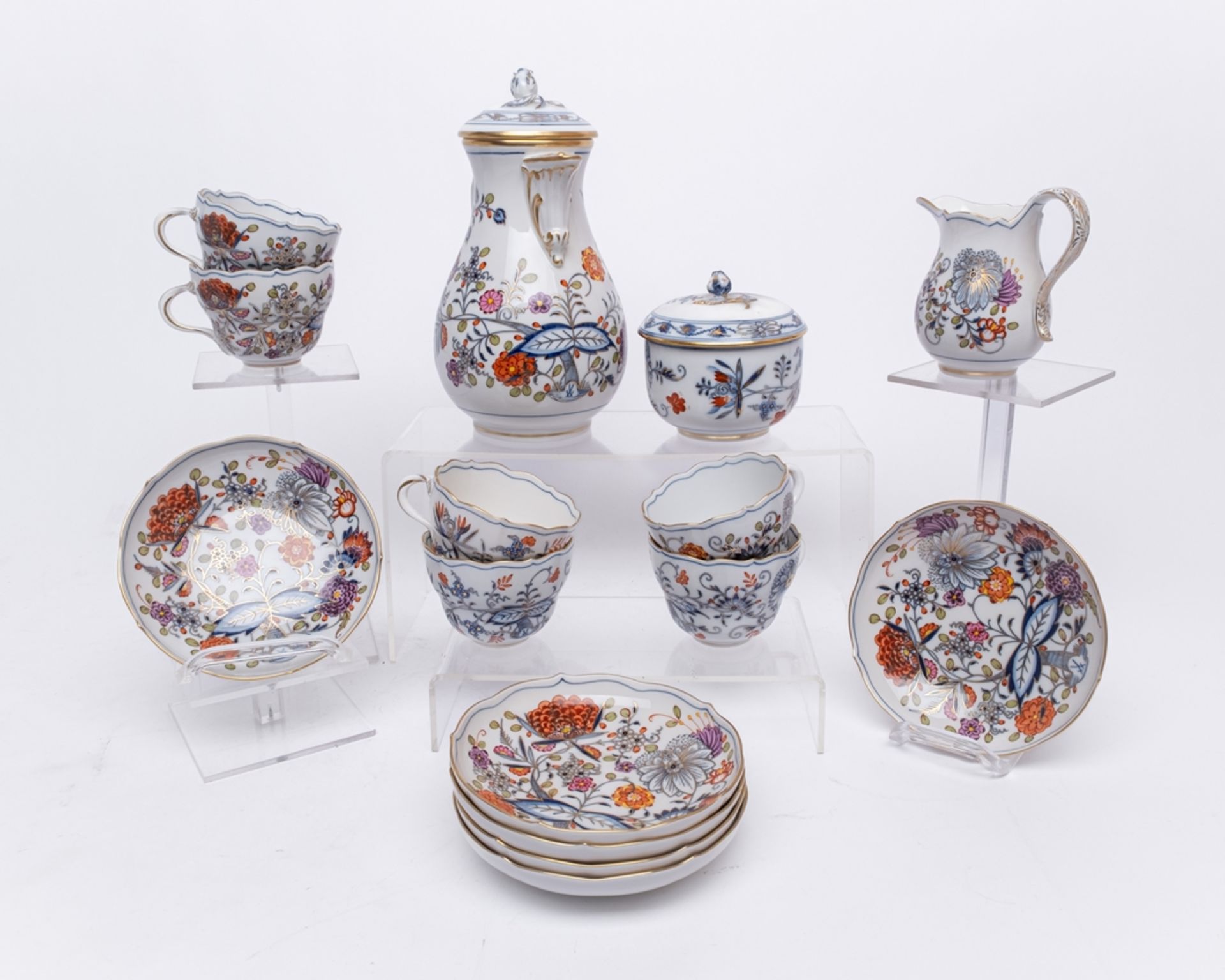 Kaffeeserviceteile, 11-tlg., Meissen, Schwertermarke, 1./2. Wahl, Zwiebelmuster, bunt, Goldrand: Ka