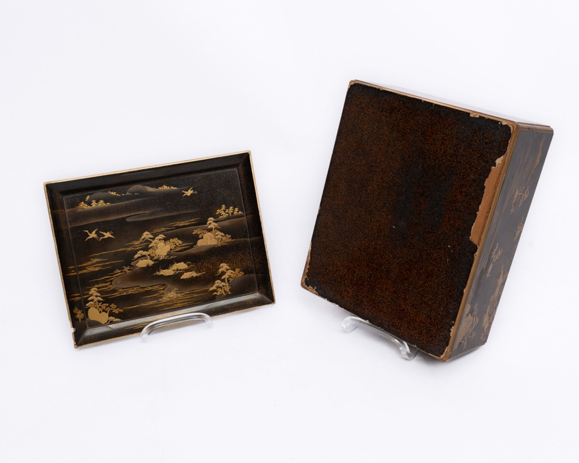 Lackdose, Japan, Ende 19. Jh., Schwarzlack mit Goldlackdekor, rechteckig, Flusslandschaft mit Pavil - Bild 4 aus 6