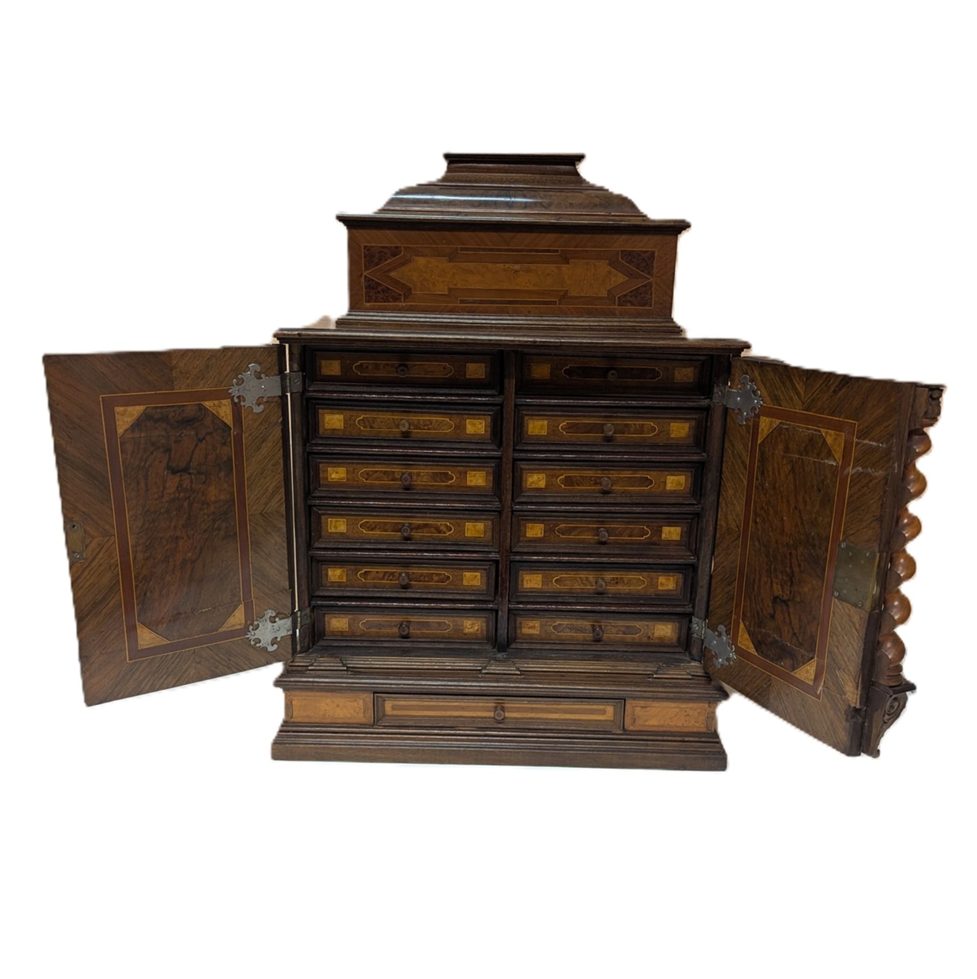 Barockes Tischkabinett, süddt., 18. oder 19. Jh., Nussbaum, Nussmaser, Vogelaugenahorn u.a. auf Wei - Bild 2 aus 5