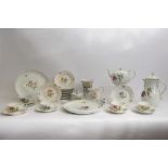 Kaffee- und Teeservice, 32-tlg., Meissen, Schwertermarke, 1930er/1940er Jahre, 4. Wahl, bunte Blume